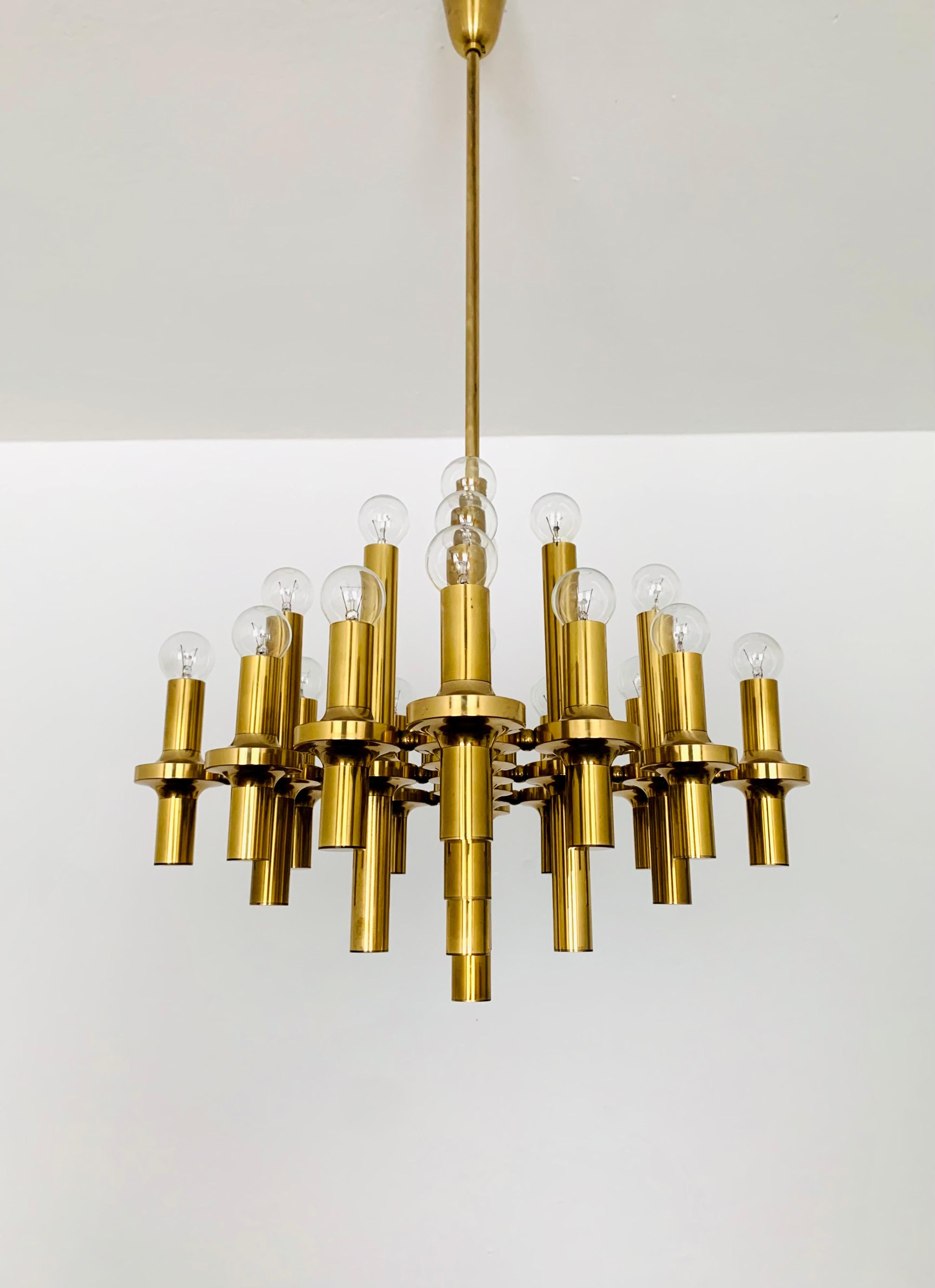 Impressively beautiful Italian brass chandelier from the 1960s.
High-quality and very solid workmanship and an absolute highlight for every room.
A beautiful lighting mood is created.

Design: Gaetano Sciolari

Condition:

Very good vintage