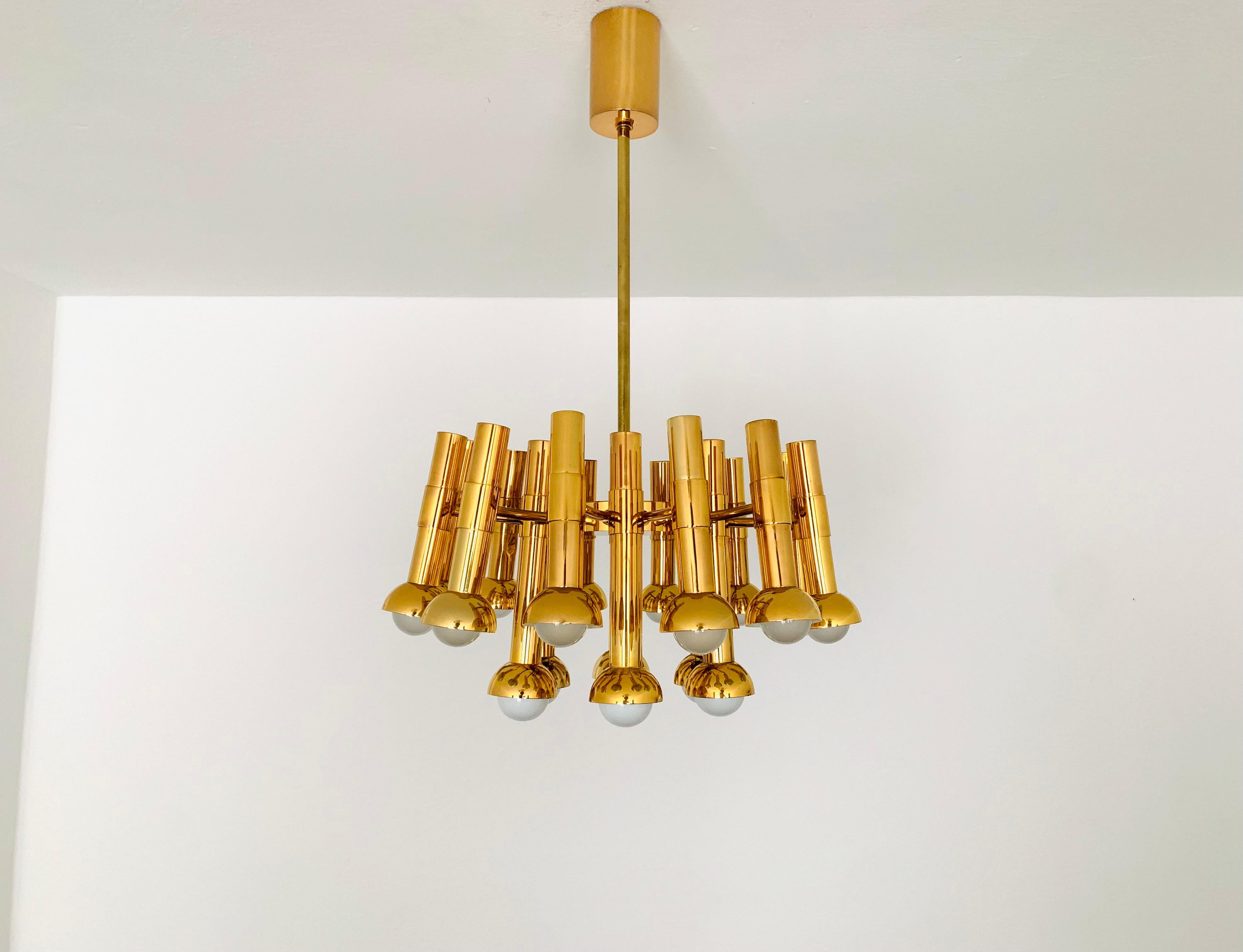 Impressively beautiful Italian brass chandelier from the 1960s.
High-quality workmanship and an absolute highlight for every room.
A beautiful lighting mood is created.

Design: Gaetano Sciolari

Condition:

Very good vintage condition with