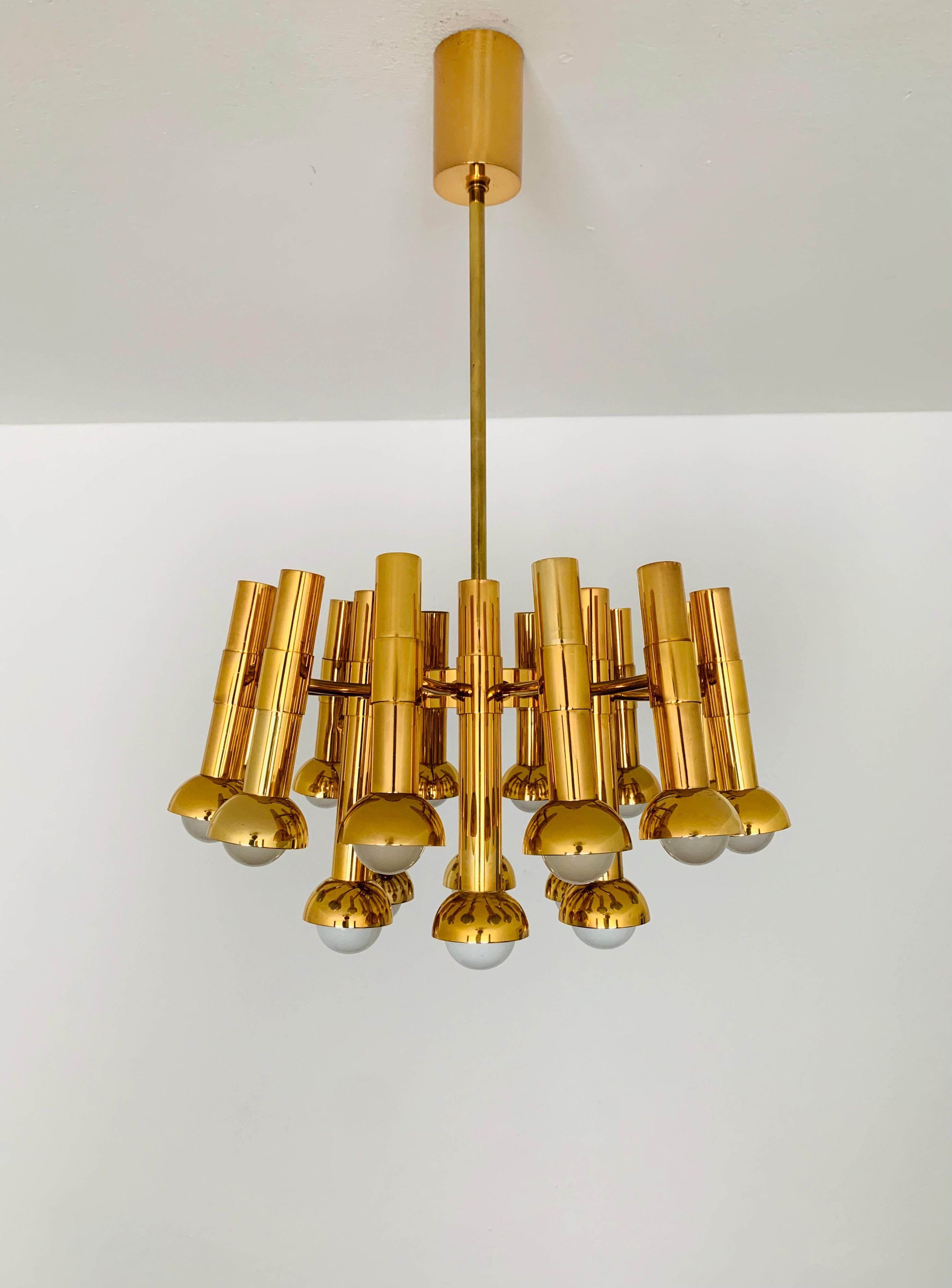 Bellissimo lampadario italiano in ottone degli anni '60.
Una lavorazione di alta qualità e un punto di forza assoluto per ogni stanza.
Si crea una bellissima atmosfera di luce.

Design: Gaetano Sciolari

Condizioni:

Condizioni vintage molto