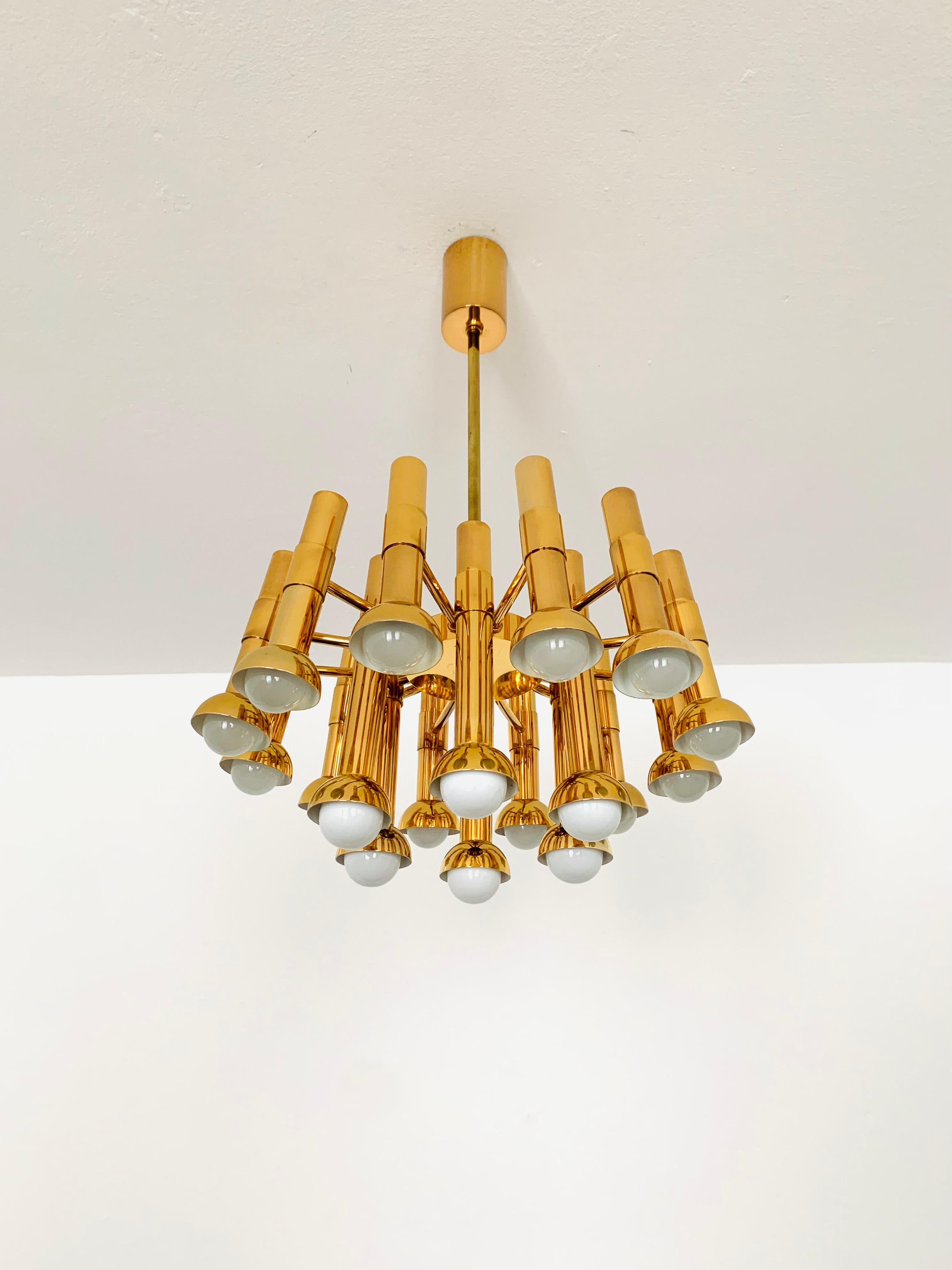 Mid-Century moderno Lampadario in ottone di Gaetano Sciolari in vendita
