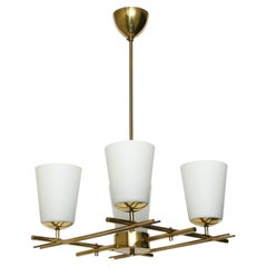 Messing-Kronleuchter von Itsu, Opalglas und Messing, Finnland, 1960er Jahre