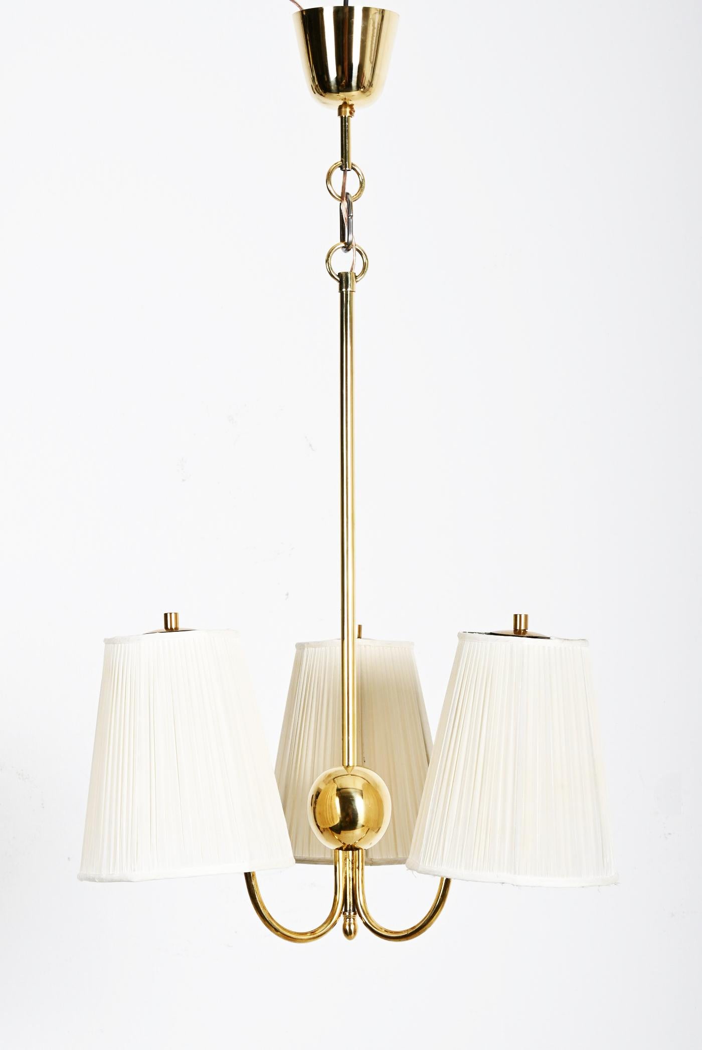Mid-Century moderno Lampadario in ottone di Josef Frank per J&T. Kalmar in vendita