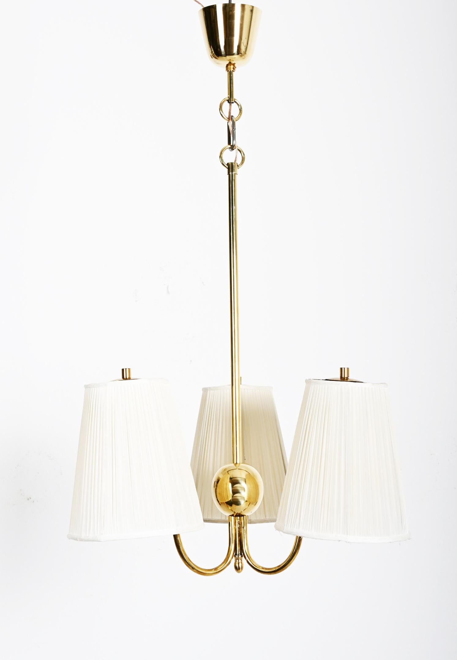 Metà XX secolo Lampadario in ottone di Josef Frank per J&T. Kalmar in vendita