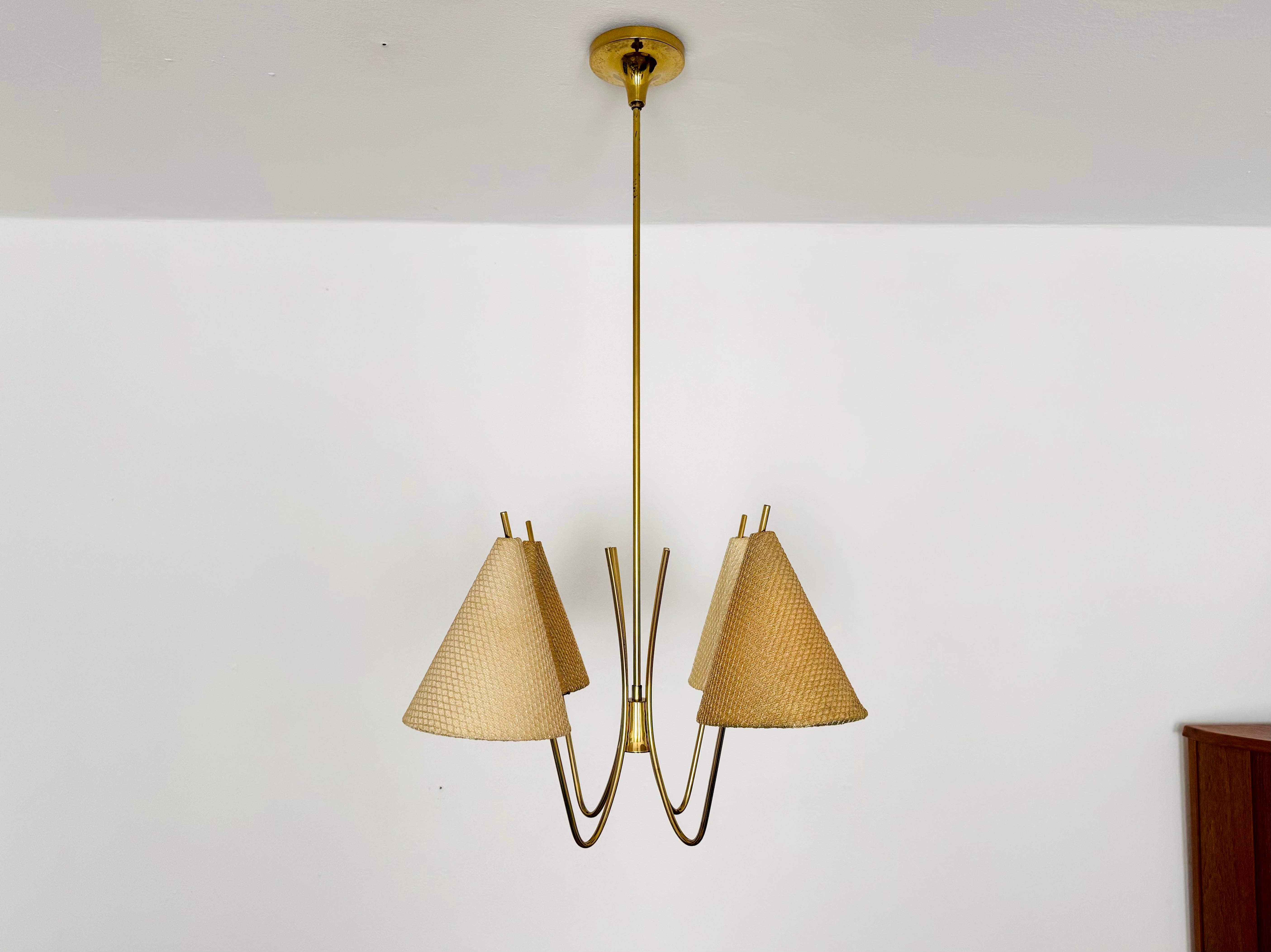 Un bellissimo lampadario degli anni '1950.
Disegnato con cura da Rupert Nikoll.
Crea una luce molto accogliente.

Produttore: Rupert Nikoll

Condizioni:

Condizioni vintage molto buone con lievi segni di usura dovuti all'età.
Patina sull'ottone.
I