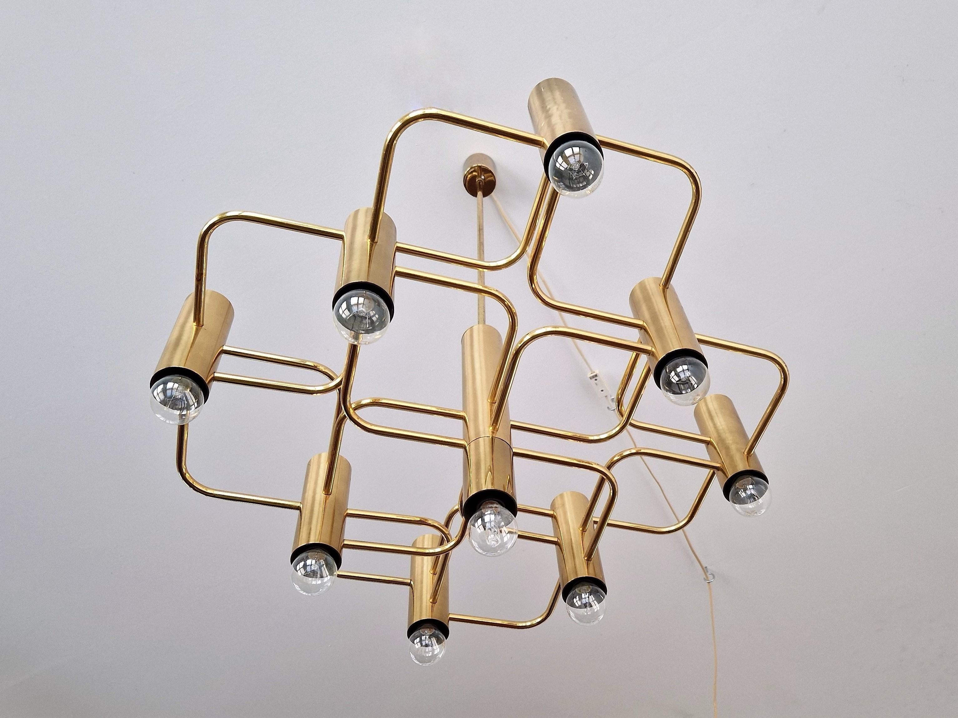 This beautiful and elegant brass chandelier was designed by Angelo Gaetano Sciolari for S.A. Boulanger in Belgium in the 1970's. Sciolari was inspired by the atomic structure (for example the Belgian Atomium) and the contemporary modernist