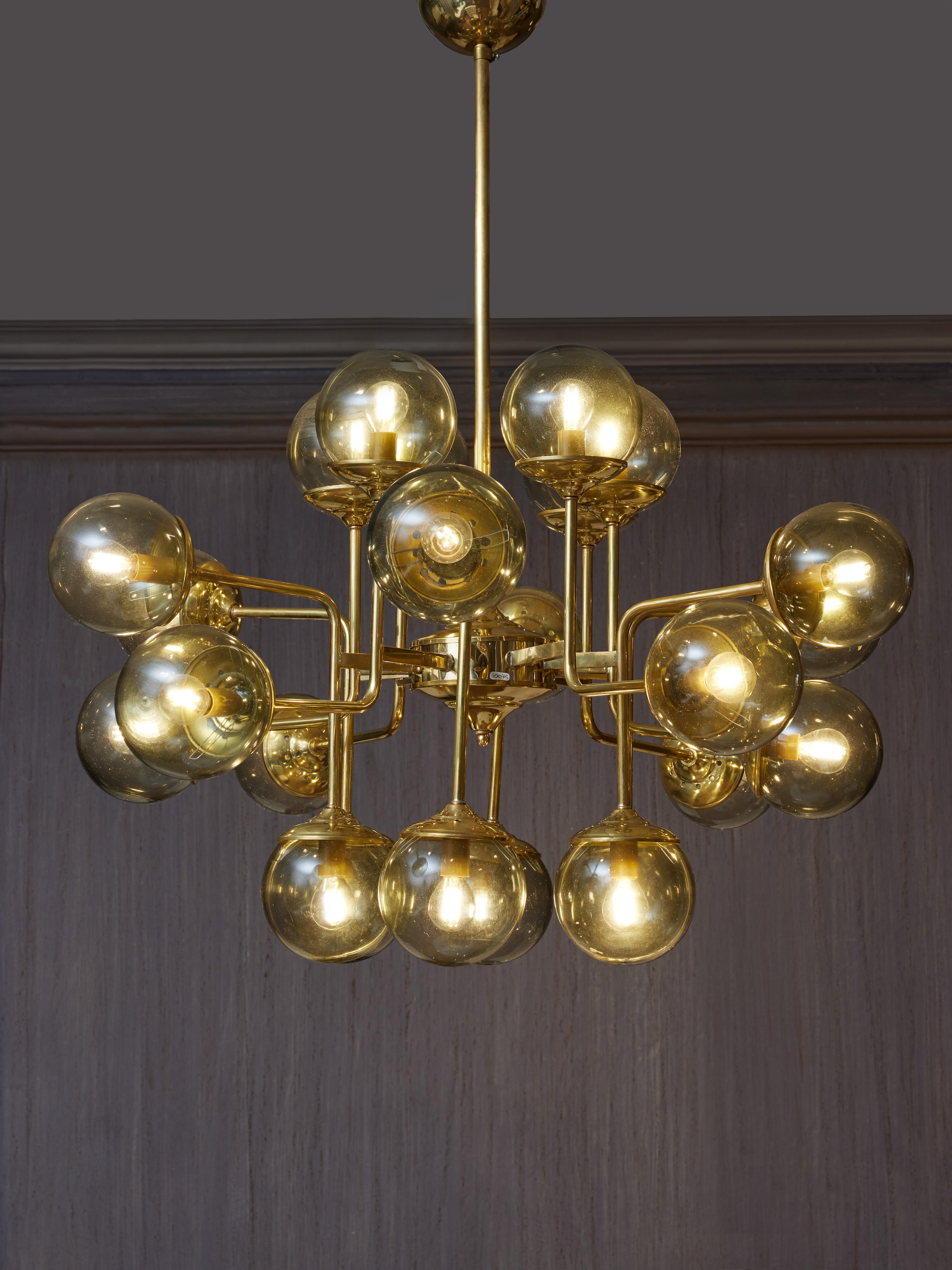 Elegant chandelier in brass in the spirit of Stilnovo with globes in Murano glass by Studio Glustin
Italy, 2023
