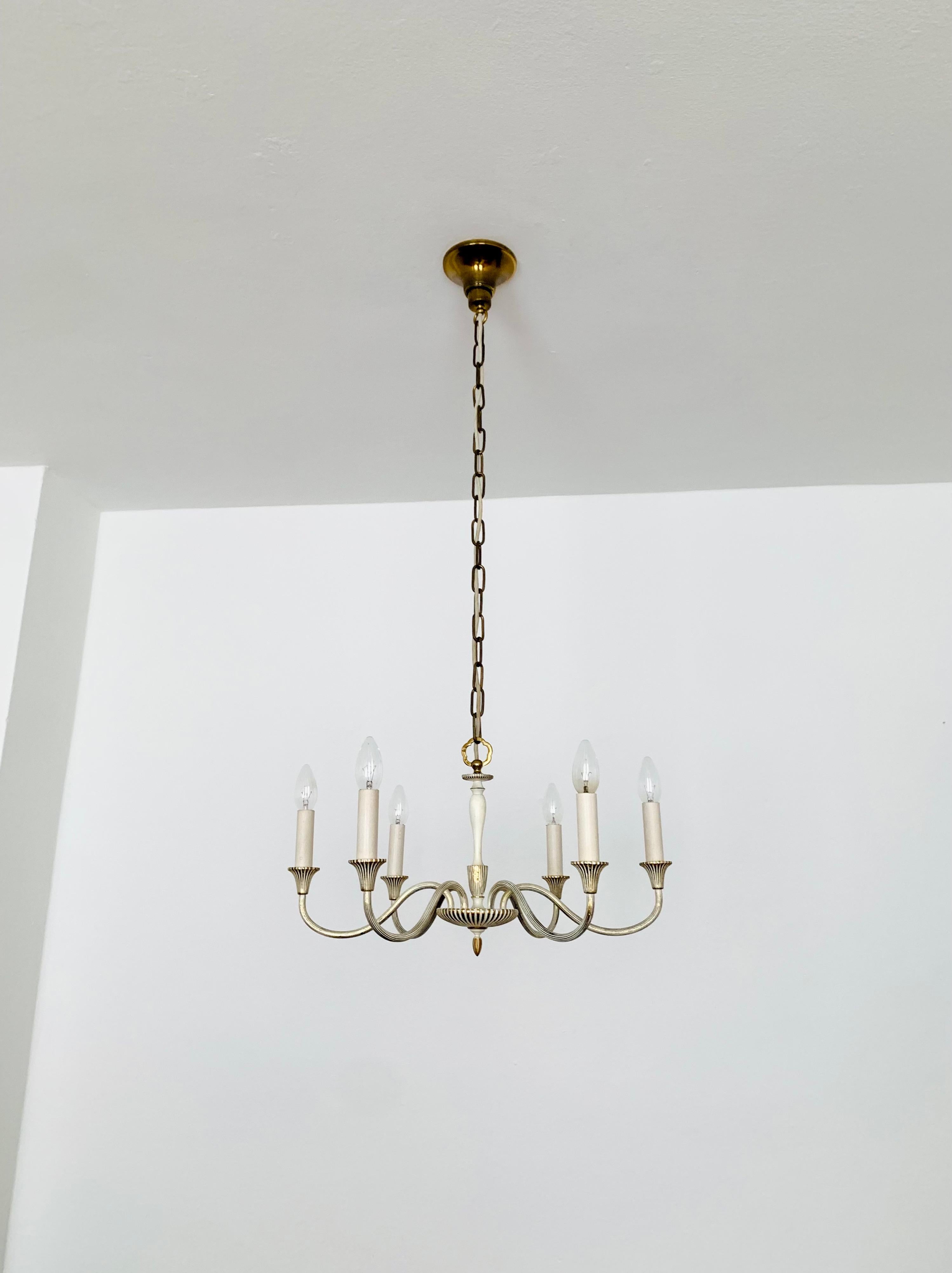Very high quality chandelier from the 1950s.
Exceptional design with great attention to detail.
A very comfortable light is created.

Manufacturer:  Vereinigte Werkstätten München

The lampshades are not part of the offer.
They serve as examples