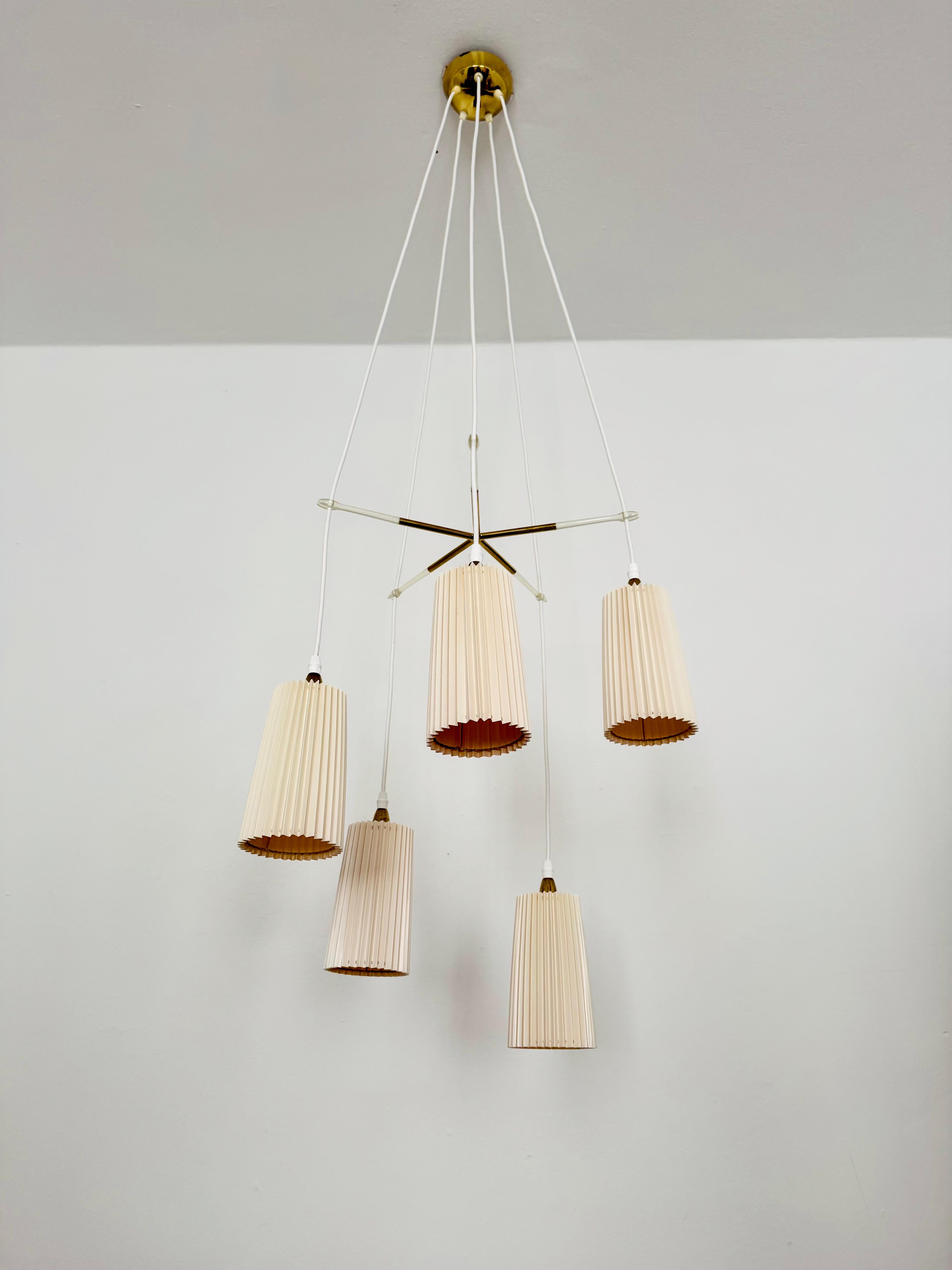 Außergewöhnlich schöne Kaskadenlampe aus den 1950er Jahren.
Diese Lampe ist sehr selten und besticht durch ihre liebevollen Details.
Eine atemberaubende Lampe und eine echte Bereicherung für jedes Zuhause.
Es schafft ein gemütliches