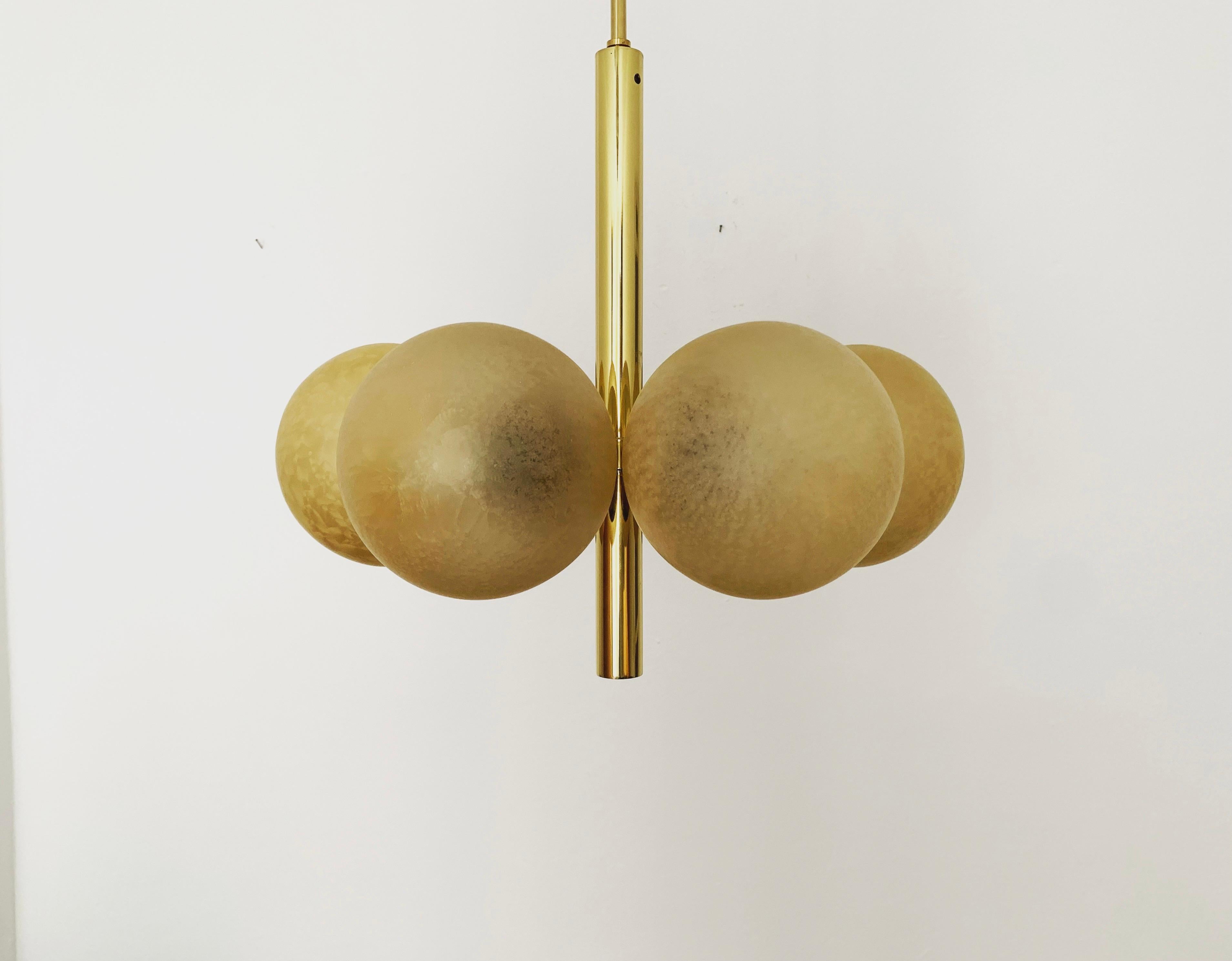 Meravigliosa e rara lampada Sputnik degli anni '60.
I paralumi strutturati diffondono una luce scintillante.
La lampada è di ottima qualità.
Un design molto contemporaneo con un fantastico carisma.

Condizioni:

Condizioni vintage molto buone con