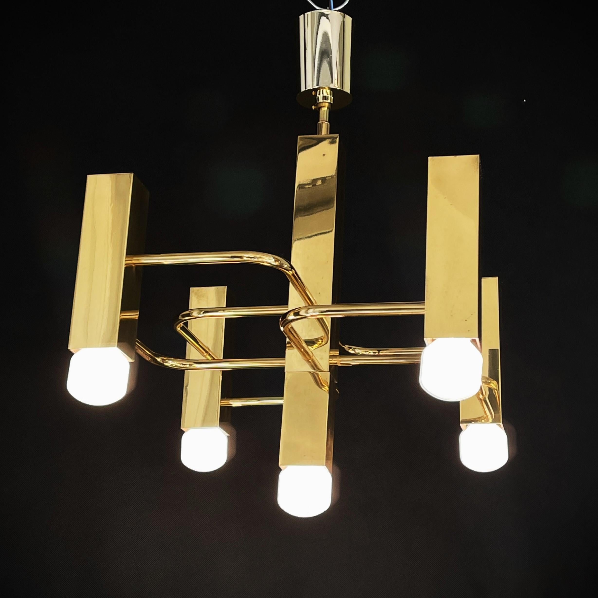 Vintage Ceiling Lamp by Sciolari - 1970s

The ceiling lamp by Gaetano Sciolari, made in 1970, is a truly iconic piece of modern lighting art. The designer, known for his groundbreaking work in the field of lighting, has created a masterpiece here