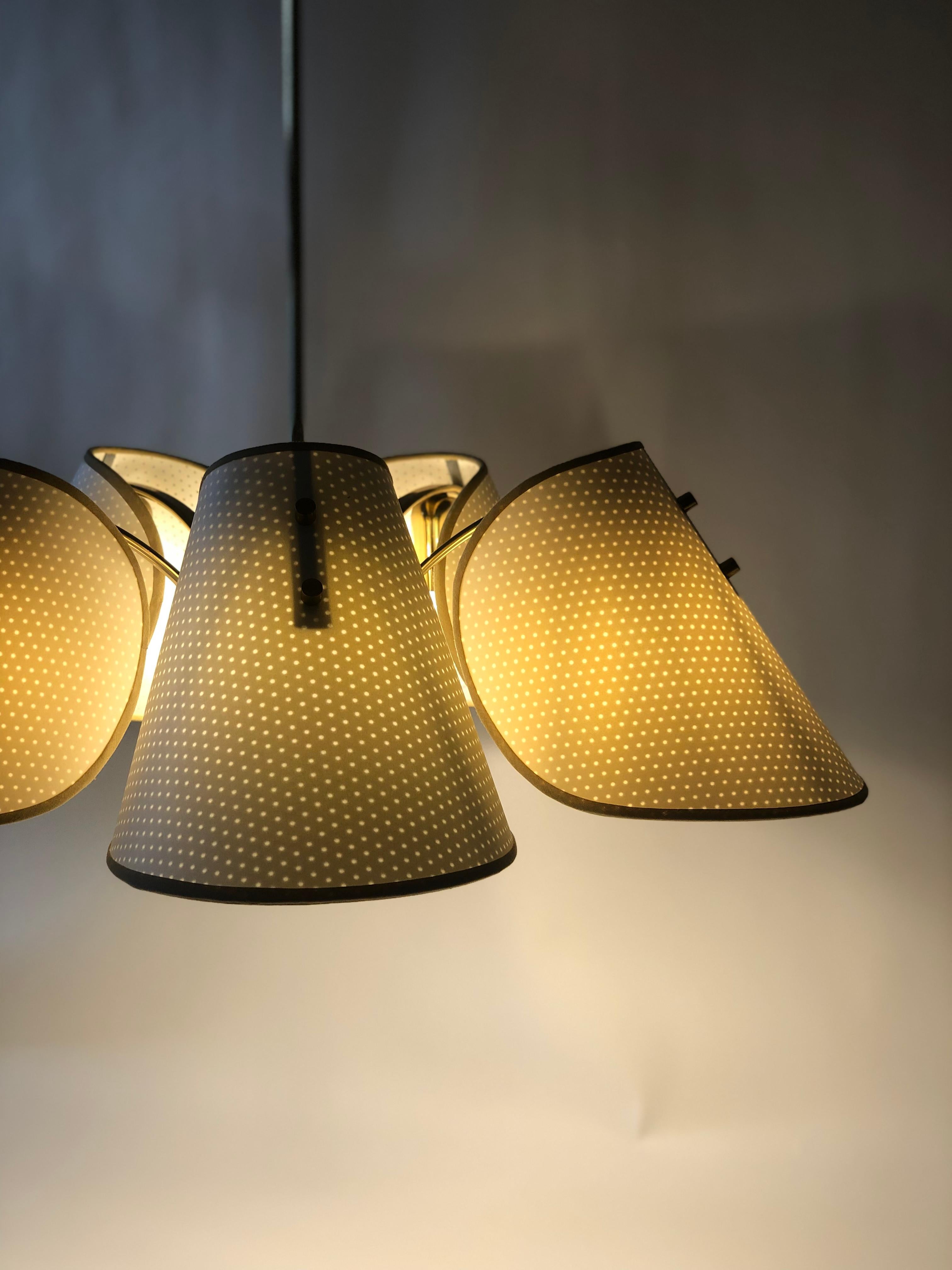 Lampadario in ottone degli anni '60 con cinque paralumi, Austria in vendita 3