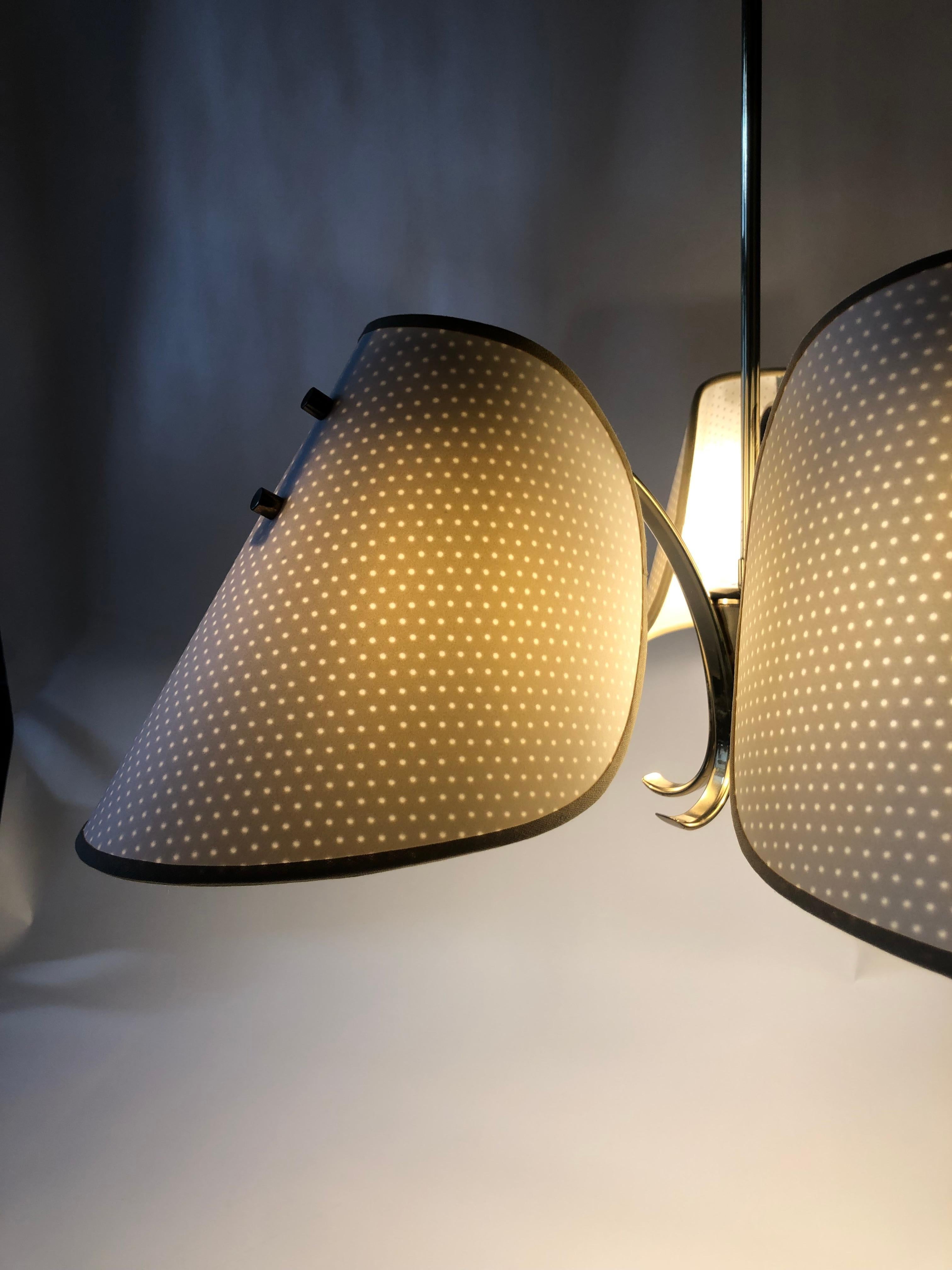 Lampadario in ottone degli anni '60 con cinque paralumi, Austria in vendita 4