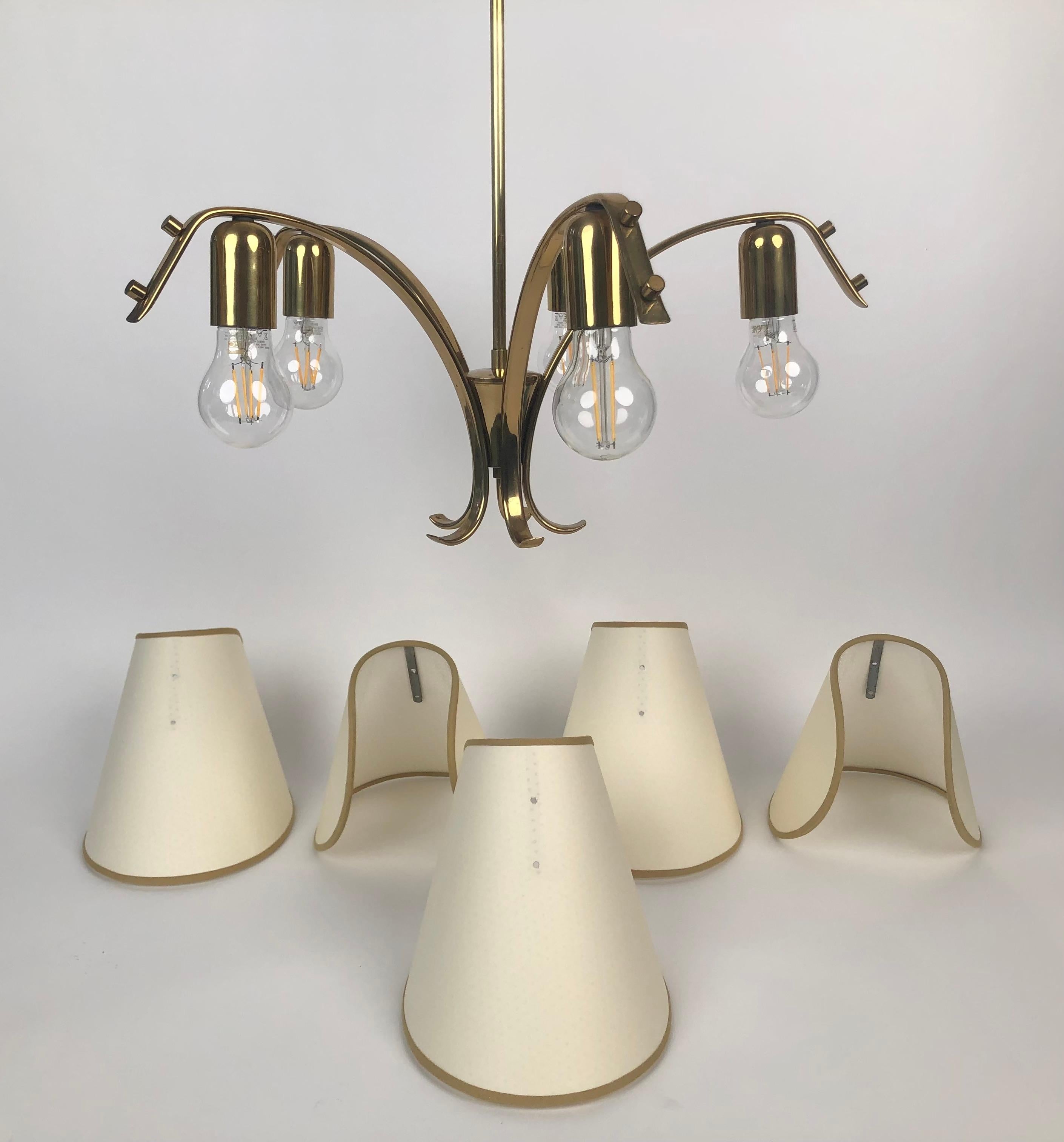 Lampadario in ottone degli anni '60 con cinque paralumi, Austria in vendita 5
