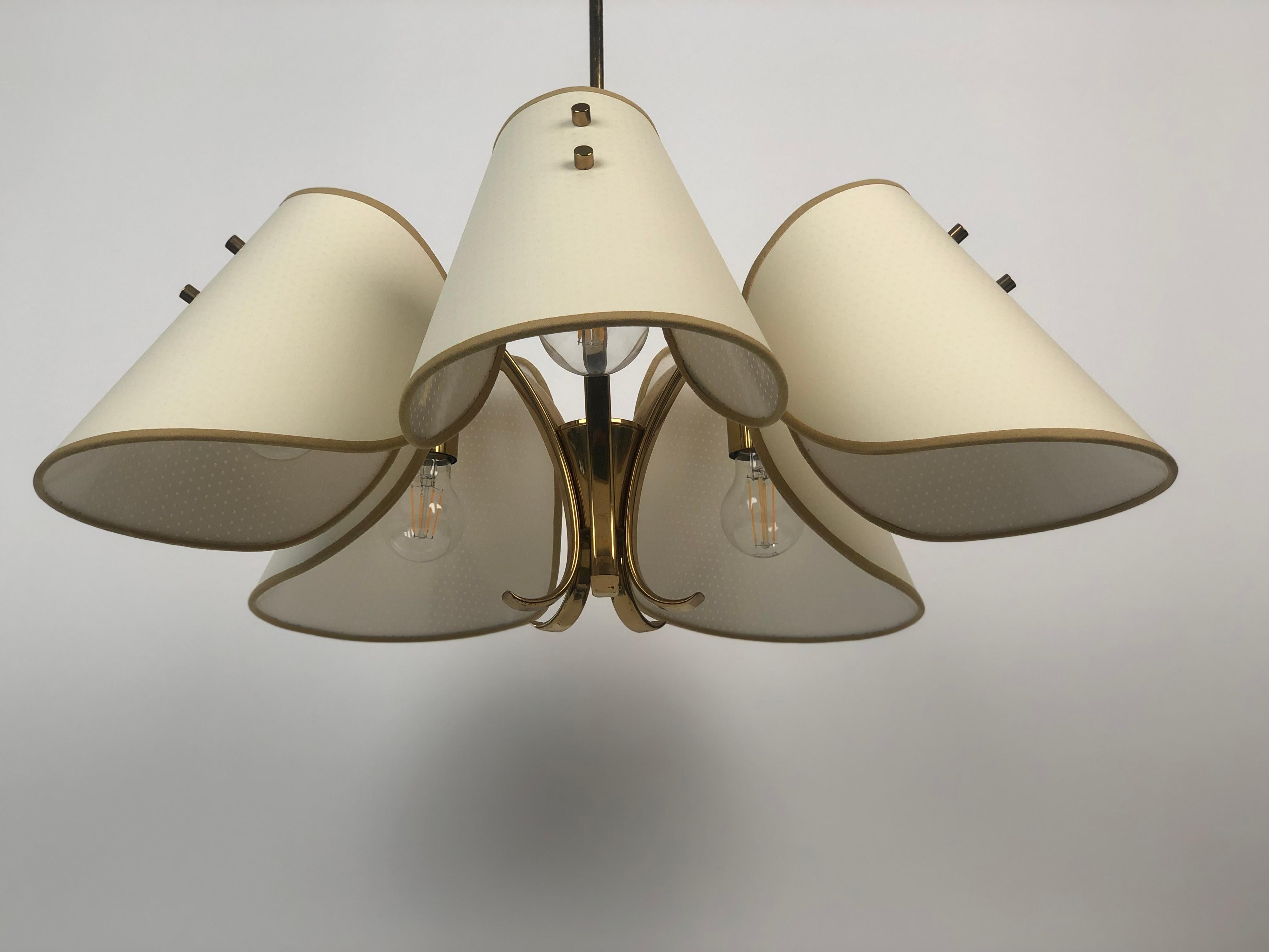 Moderno Lampadario in ottone degli anni '60 con cinque paralumi, Austria in vendita