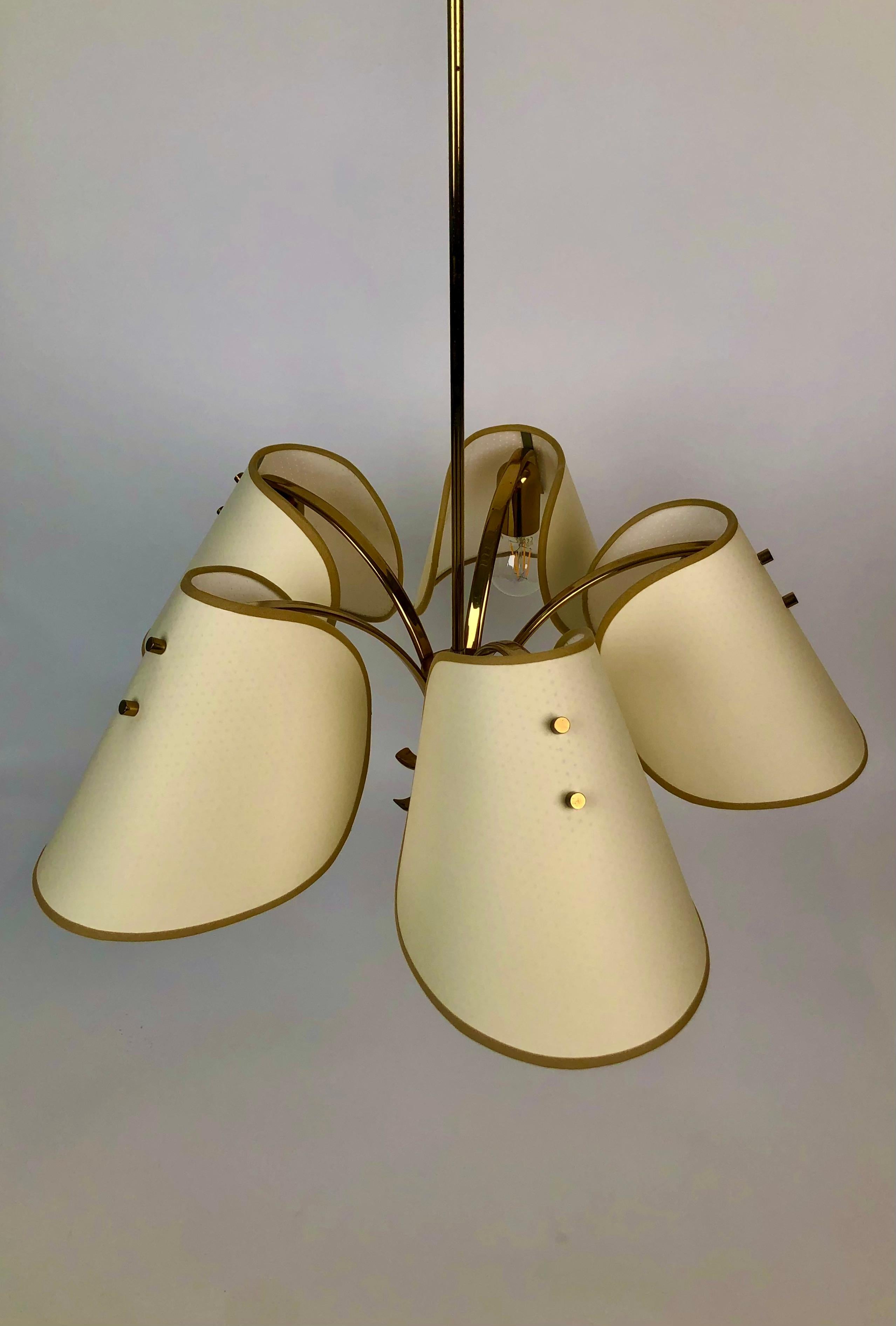 Austriaco Lampadario in ottone degli anni '60 con cinque paralumi, Austria in vendita