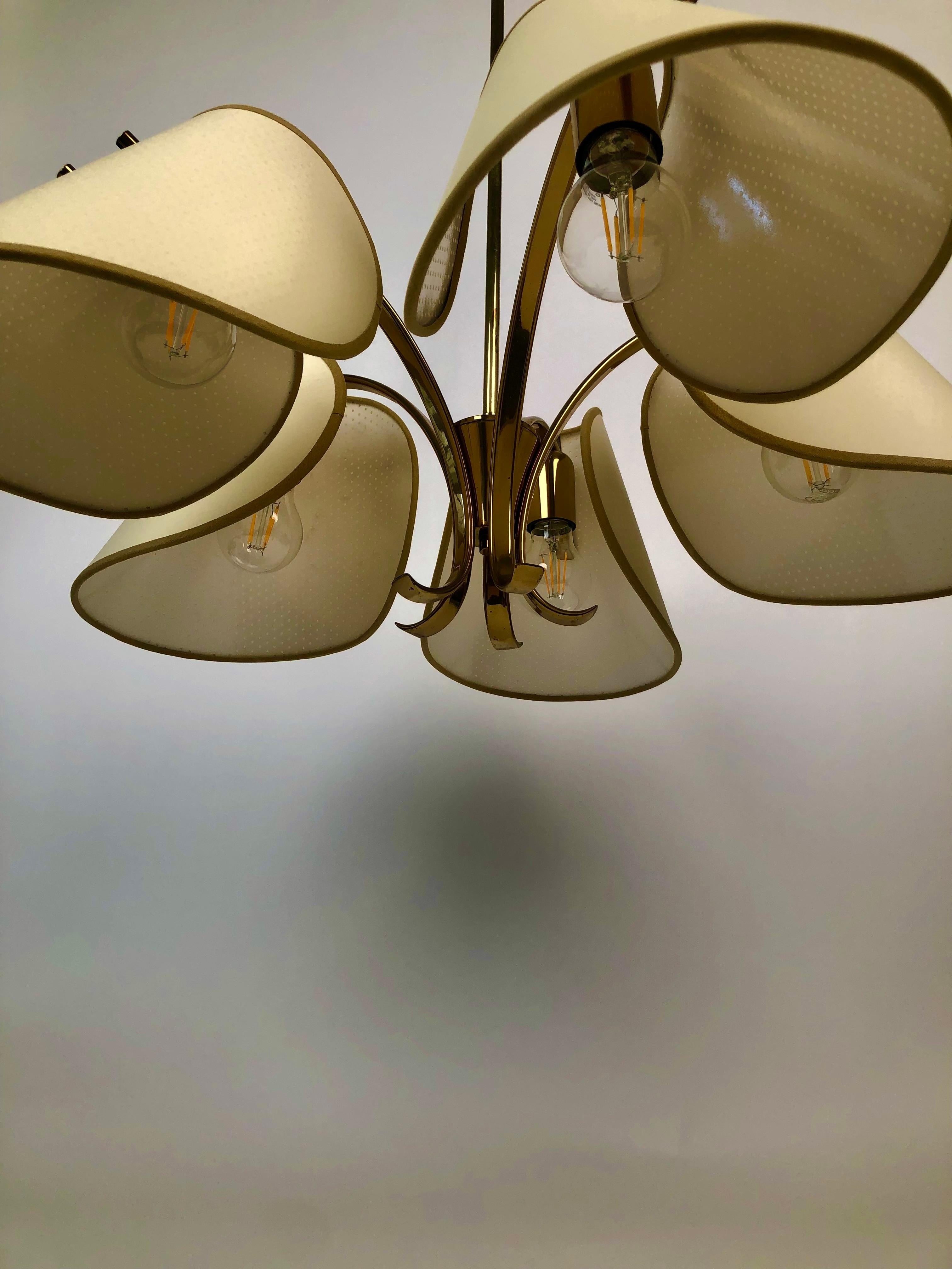 Laccato Lampadario in ottone degli anni '60 con cinque paralumi, Austria in vendita