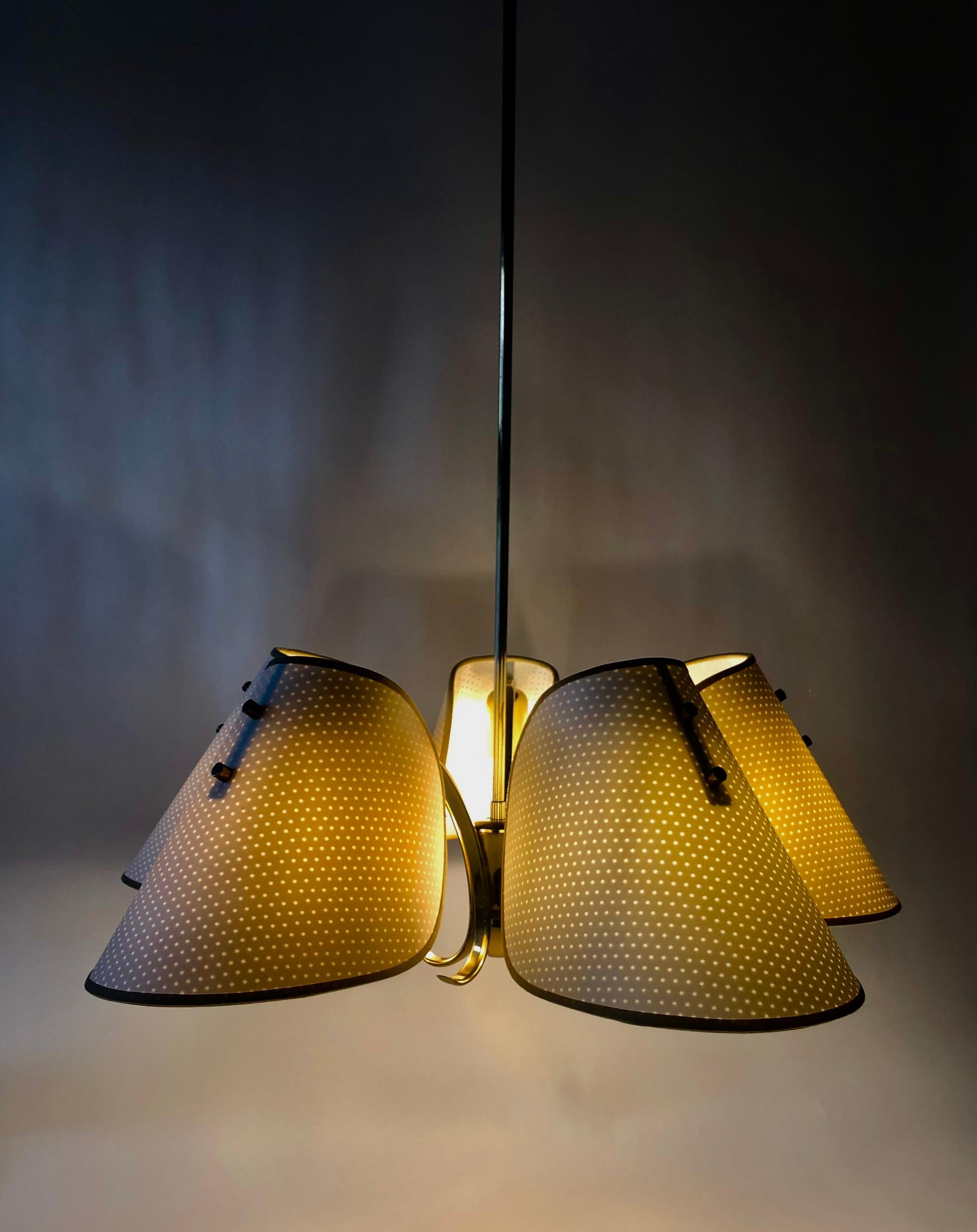 XX secolo Lampadario in ottone degli anni '60 con cinque paralumi, Austria in vendita