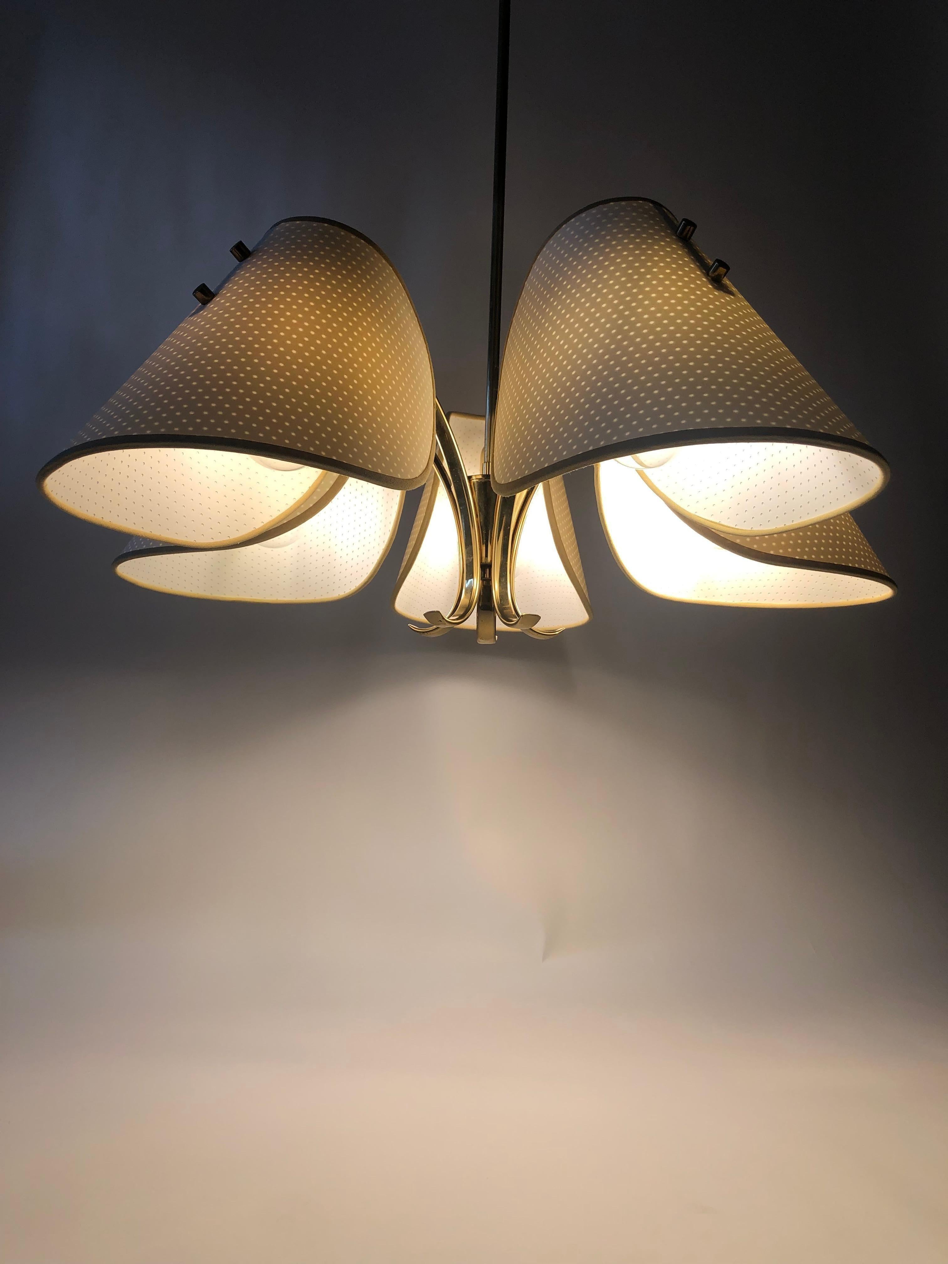 Ottone Lampadario in ottone degli anni '60 con cinque paralumi, Austria in vendita