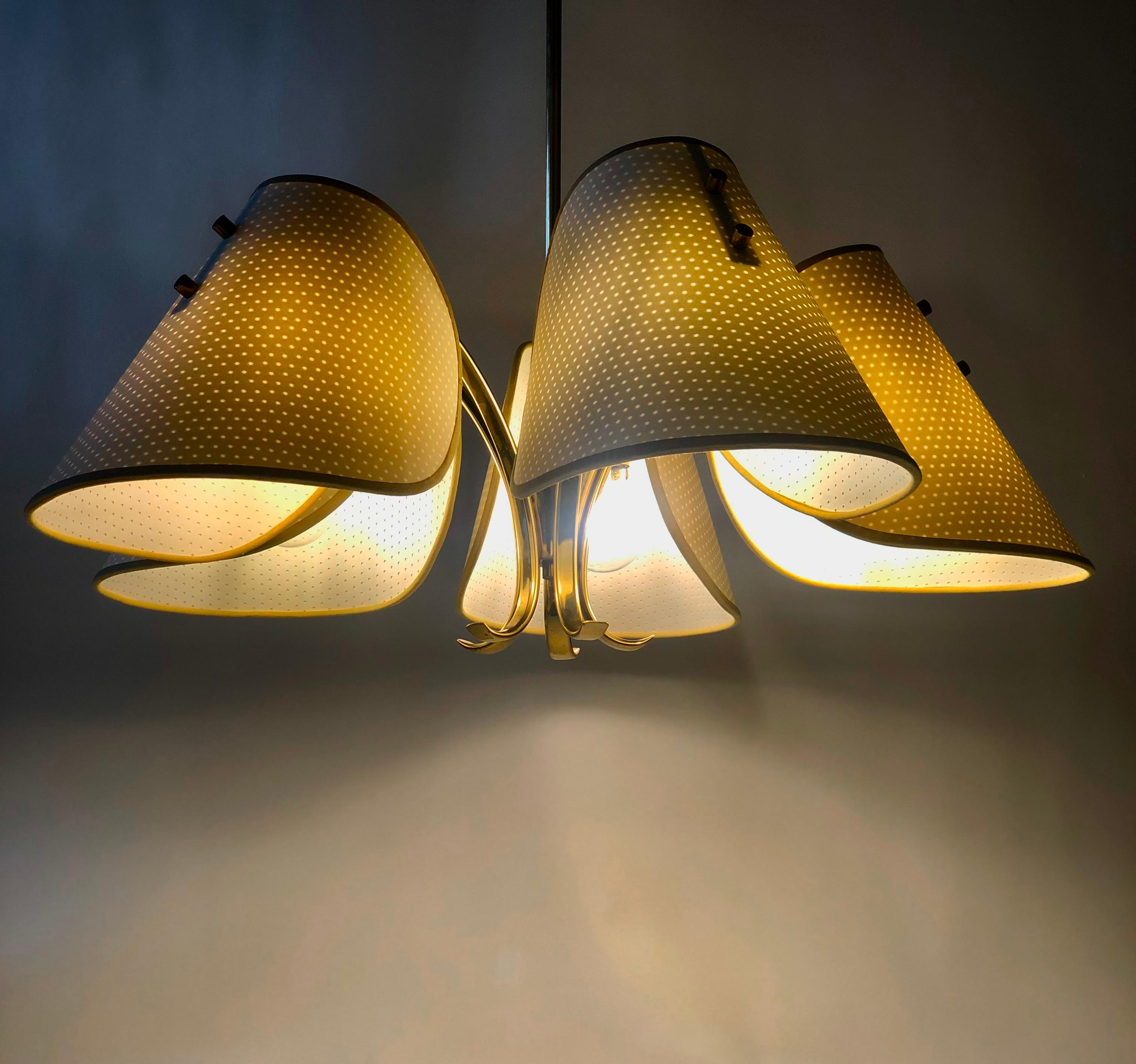 Lampadario in ottone degli anni '60 con cinque paralumi, Austria in vendita 1