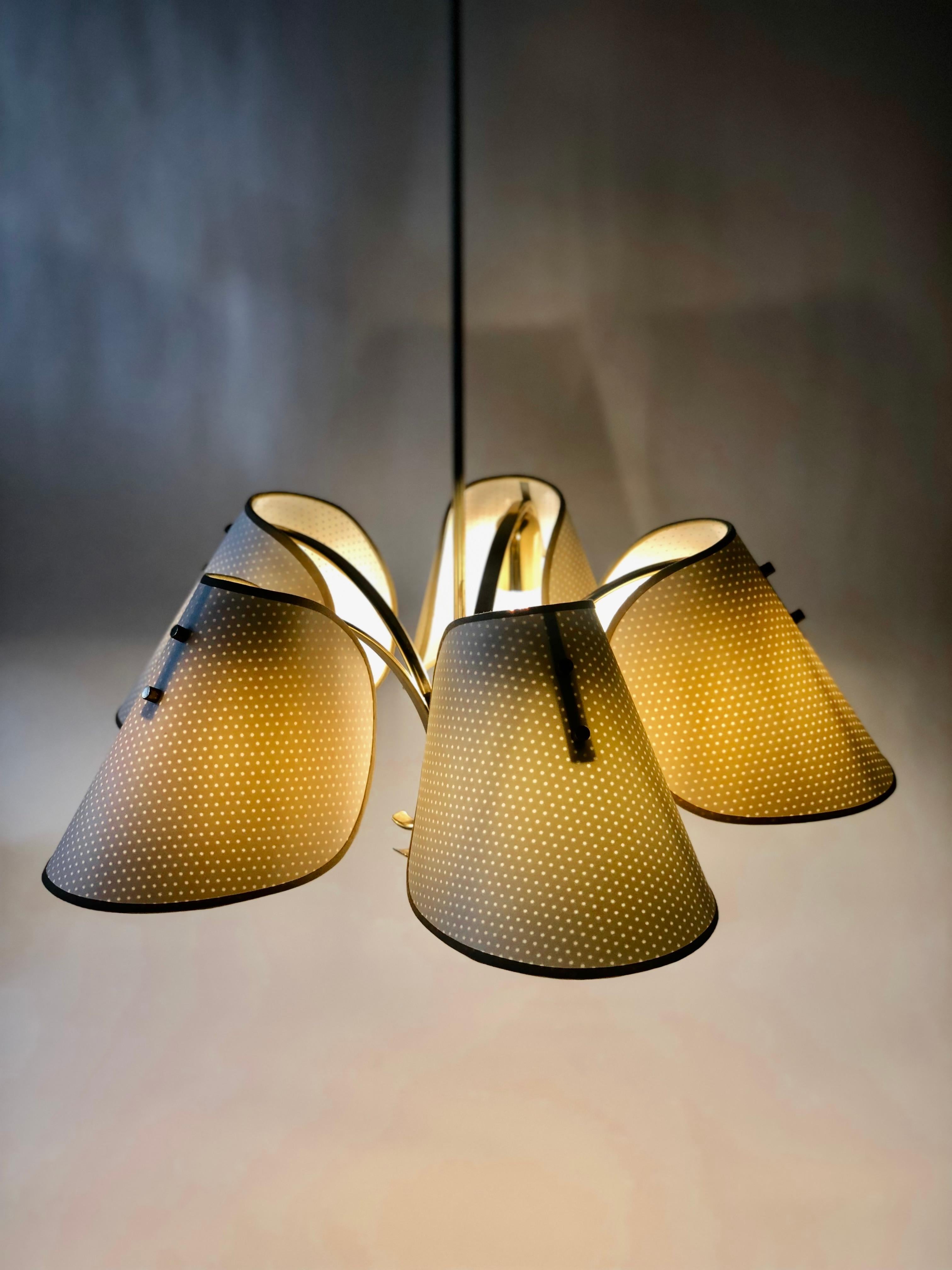Lampadario in ottone degli anni '60 con cinque paralumi, Austria in vendita 2