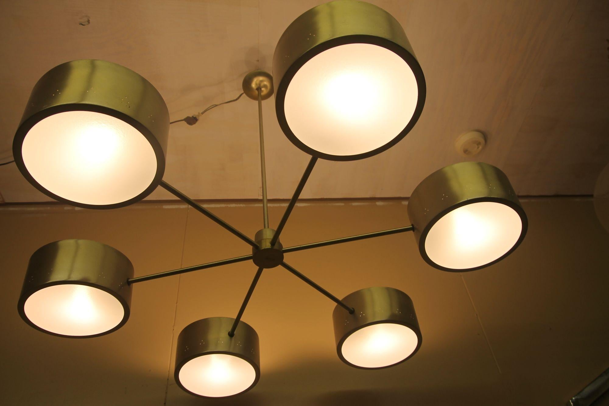 Mid-20th Century Brass Chandelier in the Manner of Lightolier For Sale