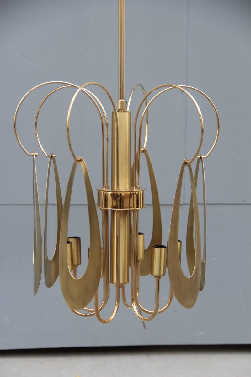 Lampadario in ottone rotondo in ottone dorato design italiano scultoreo minimal, 1970.

6 lampadine E14 max 40 watt ciascuna.