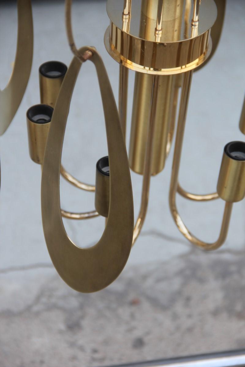 Italiano Lampadario in ottone rotondo ottone oro Design italiano scultoreo minimal, 1970 in vendita