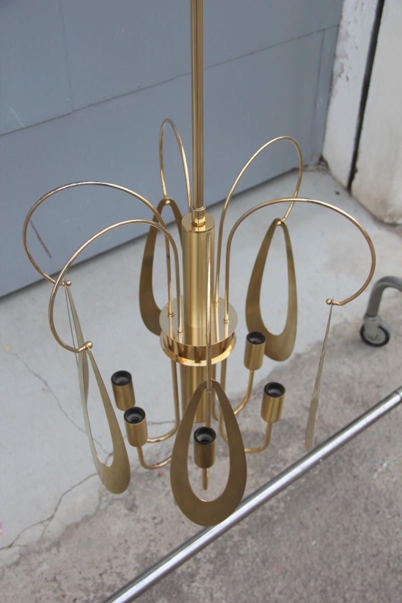 Lampadario in ottone rotondo ottone oro Design italiano scultoreo minimal, 1970 in vendita 1