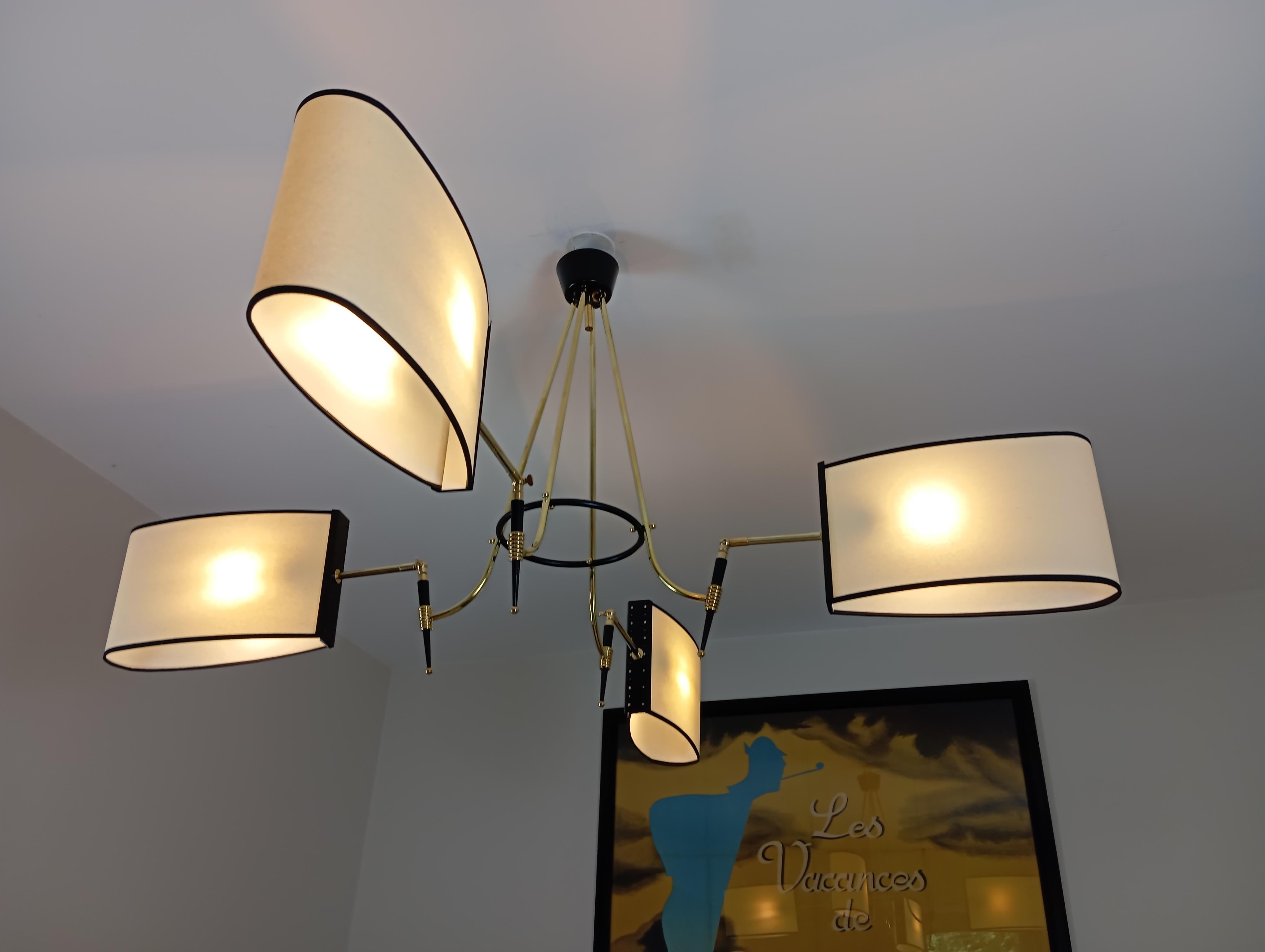 Lampadario in ottone e metallo laccato nero con base circolare in ottone e 4 bracci in ottone che sostengono paralumi ovali.
Opera francese di Maison Lunel, circa 1950
Condizioni perfette.