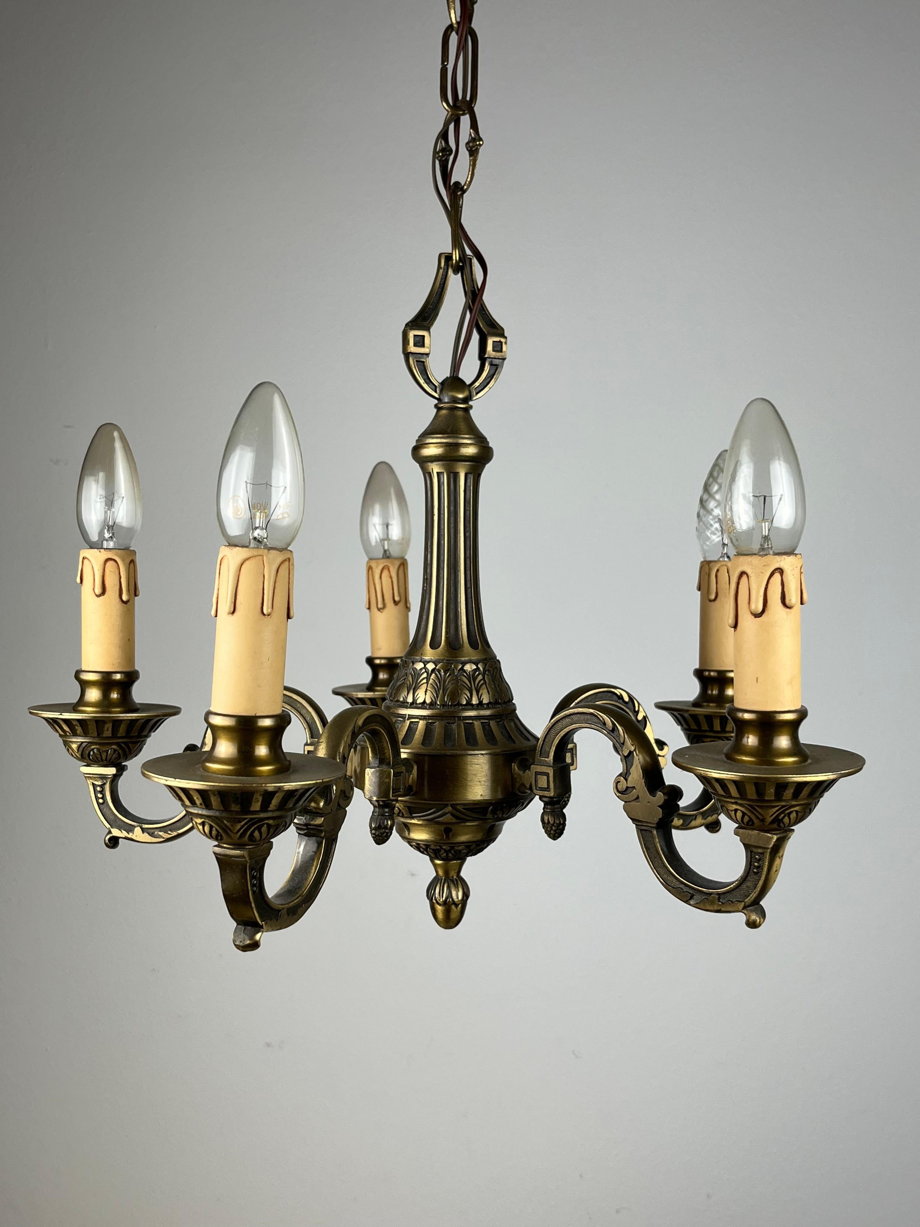 Brass chandelier with 5 lights, Italy, 1960s.
Small signs of the time.
Intact and functioning.