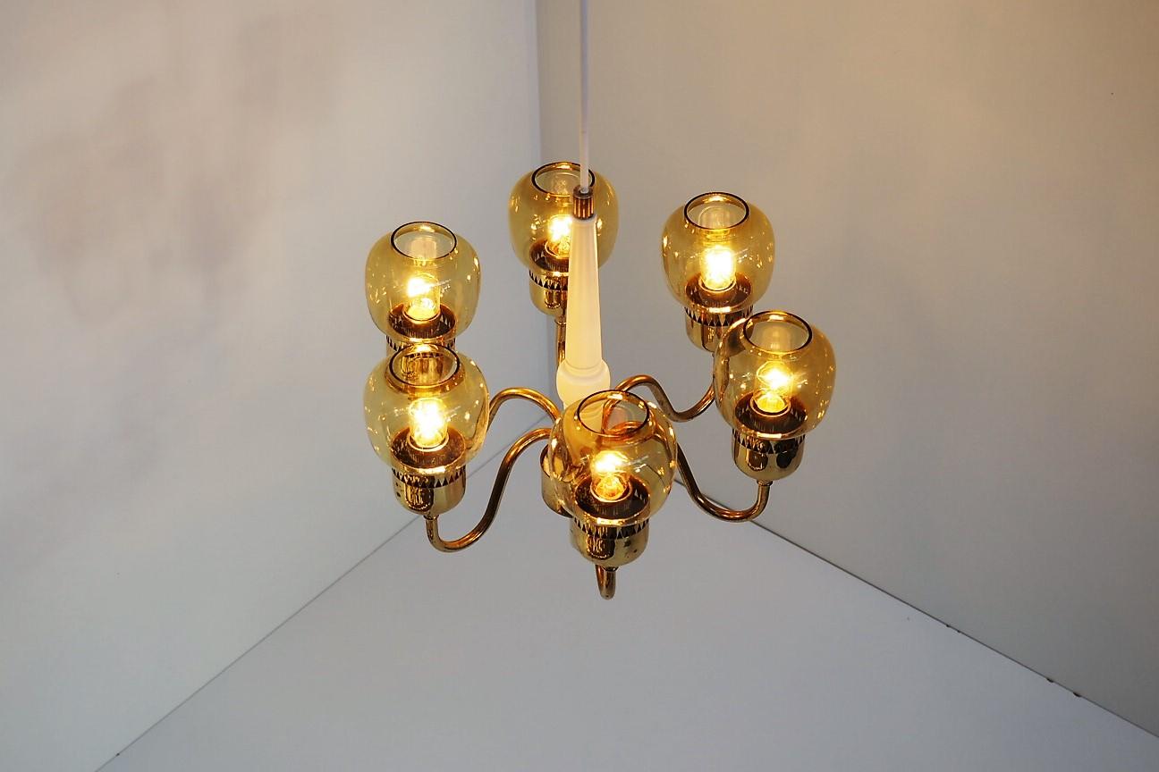 Brass Chandelier with Amber Glass Shades by Swedish Hans Agne Jakobsson, 1960s In Good Condition For Sale In Spoettrup, DK