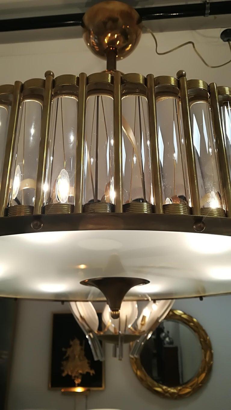 Europeo Lampadario in ottone con inserti in cristallo in vendita