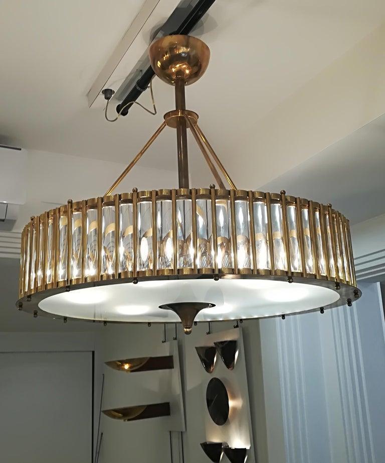 Lampadario in ottone con inserti in cristallo In condizioni ottime in vendita a Saint-Ouen, FR