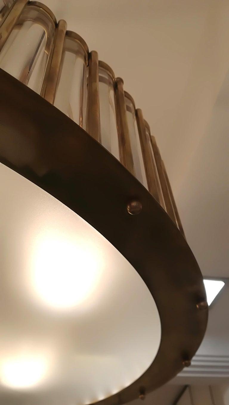 XXI secolo e contemporaneo Lampadario in ottone con inserti in cristallo in vendita
