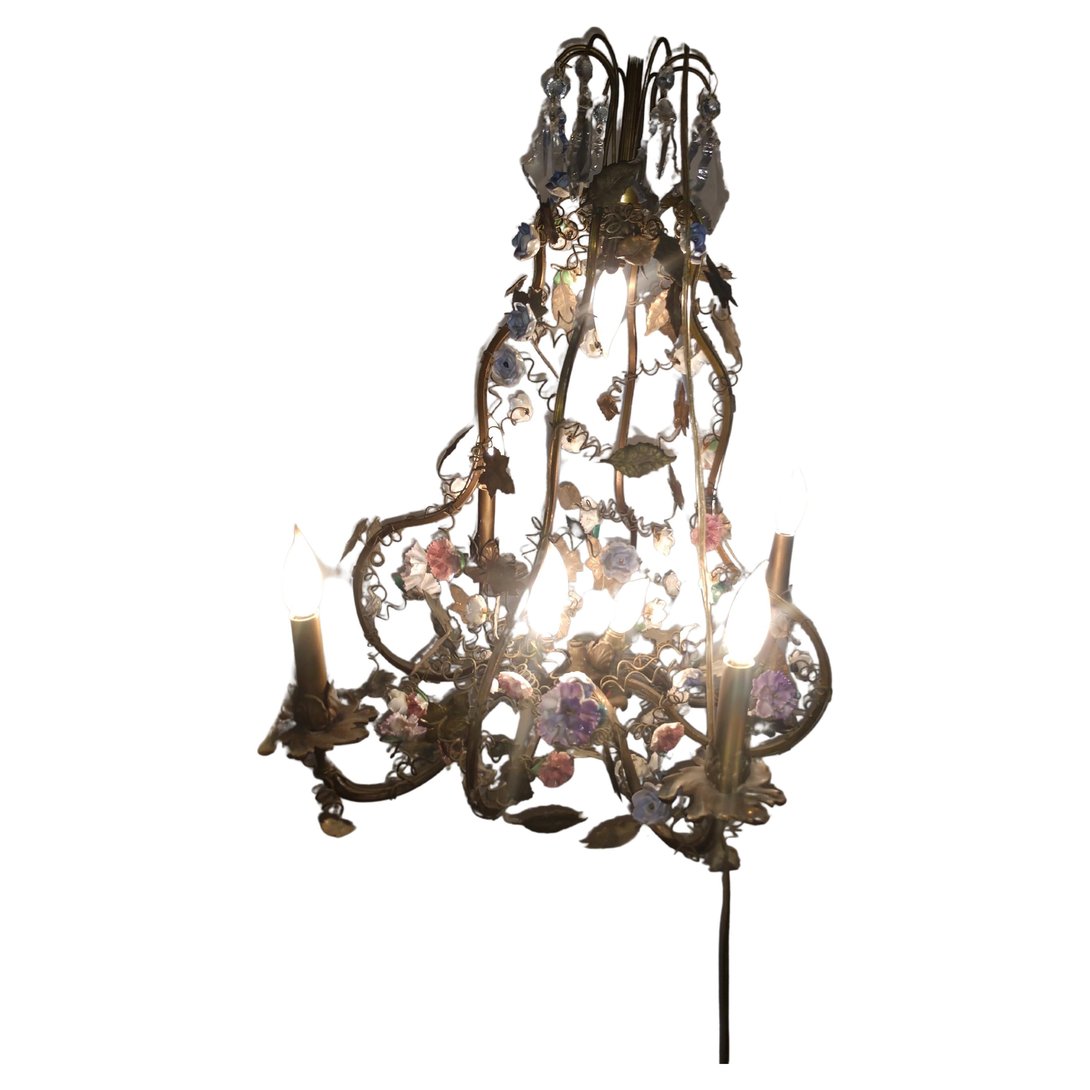 Lampadario in ottone con fiori smaltati e foglie patinate