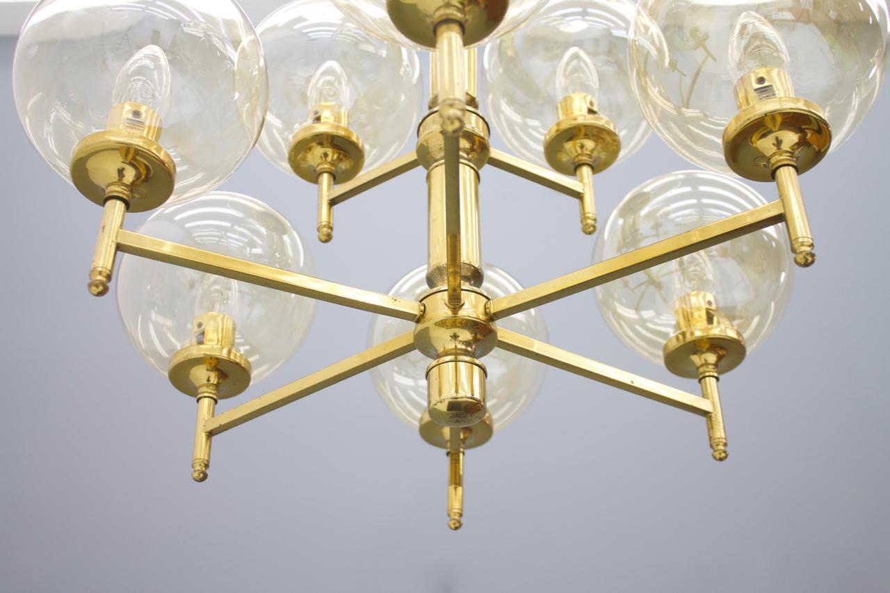 Very nice pendant light made of brass with nine glass globes on two levels.
Measures: DM 58 cm, H 44/97 cm.
Very good condition with nice patina.
 