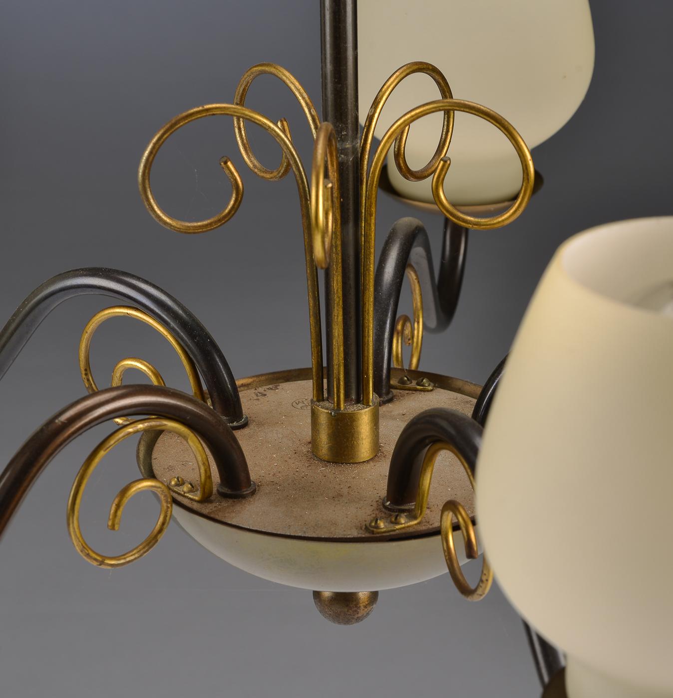 Messing-Kronleuchter mit Opalglasschirmen von Bent Karlby für Lyfa (Moderne der Mitte des Jahrhunderts) im Angebot