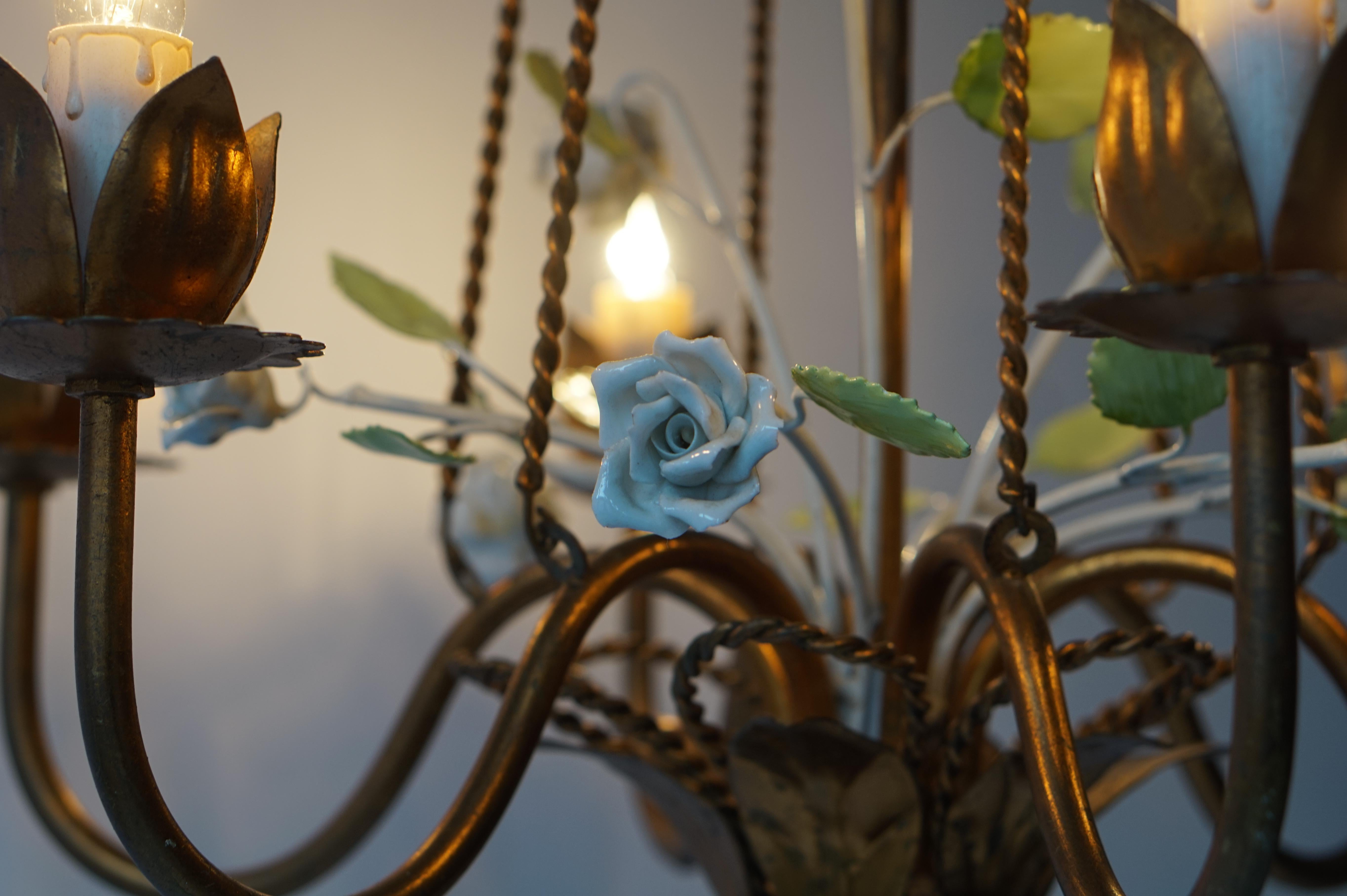 Brass Chandelier with Porcelain Flowers In Good Condition For Sale In Antwerp, BE