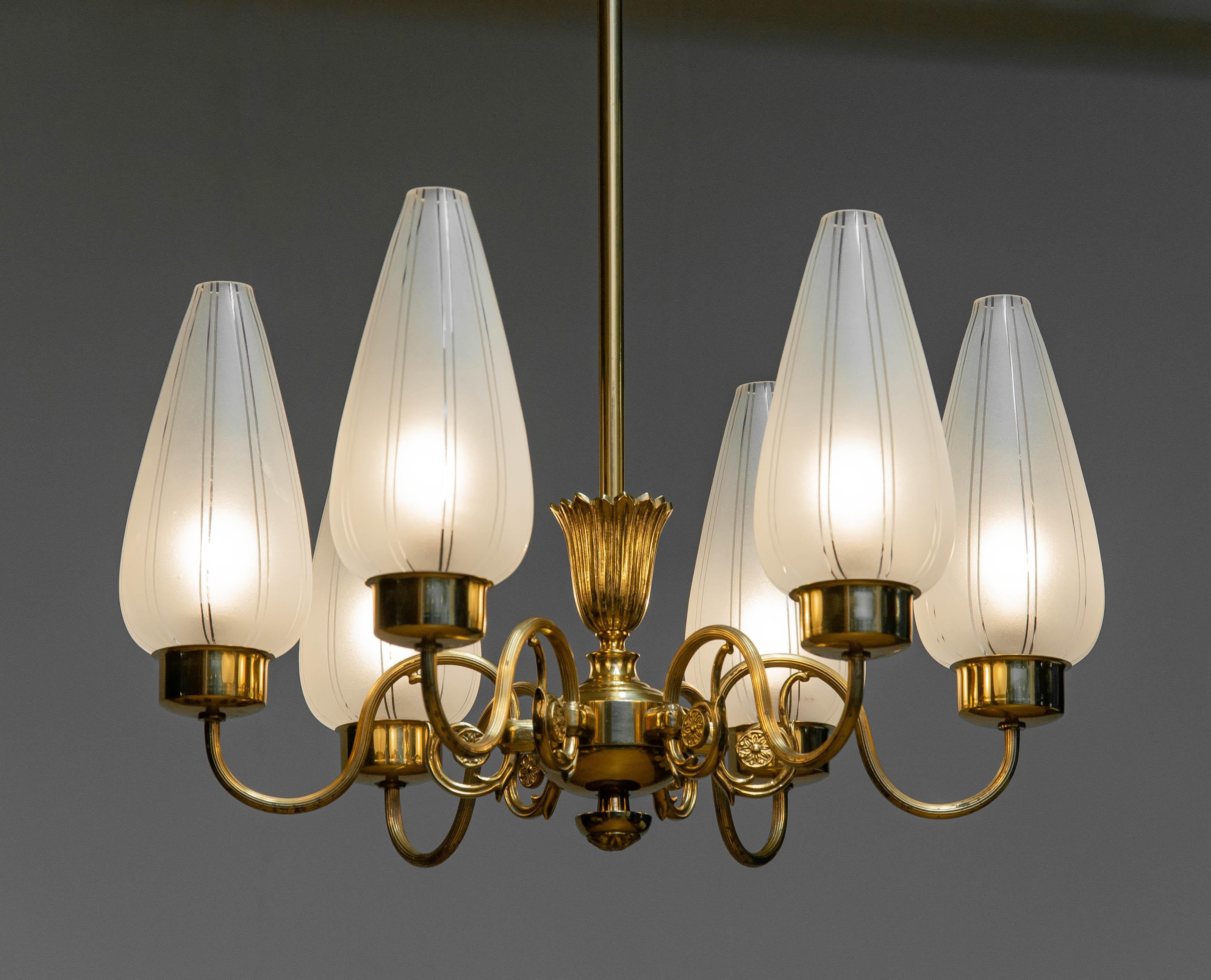 Lustre en laiton à six bras supportant des vases en verre d'art dépoli. Suède années 40 Bon état - En vente à Silvolde, Gelderland