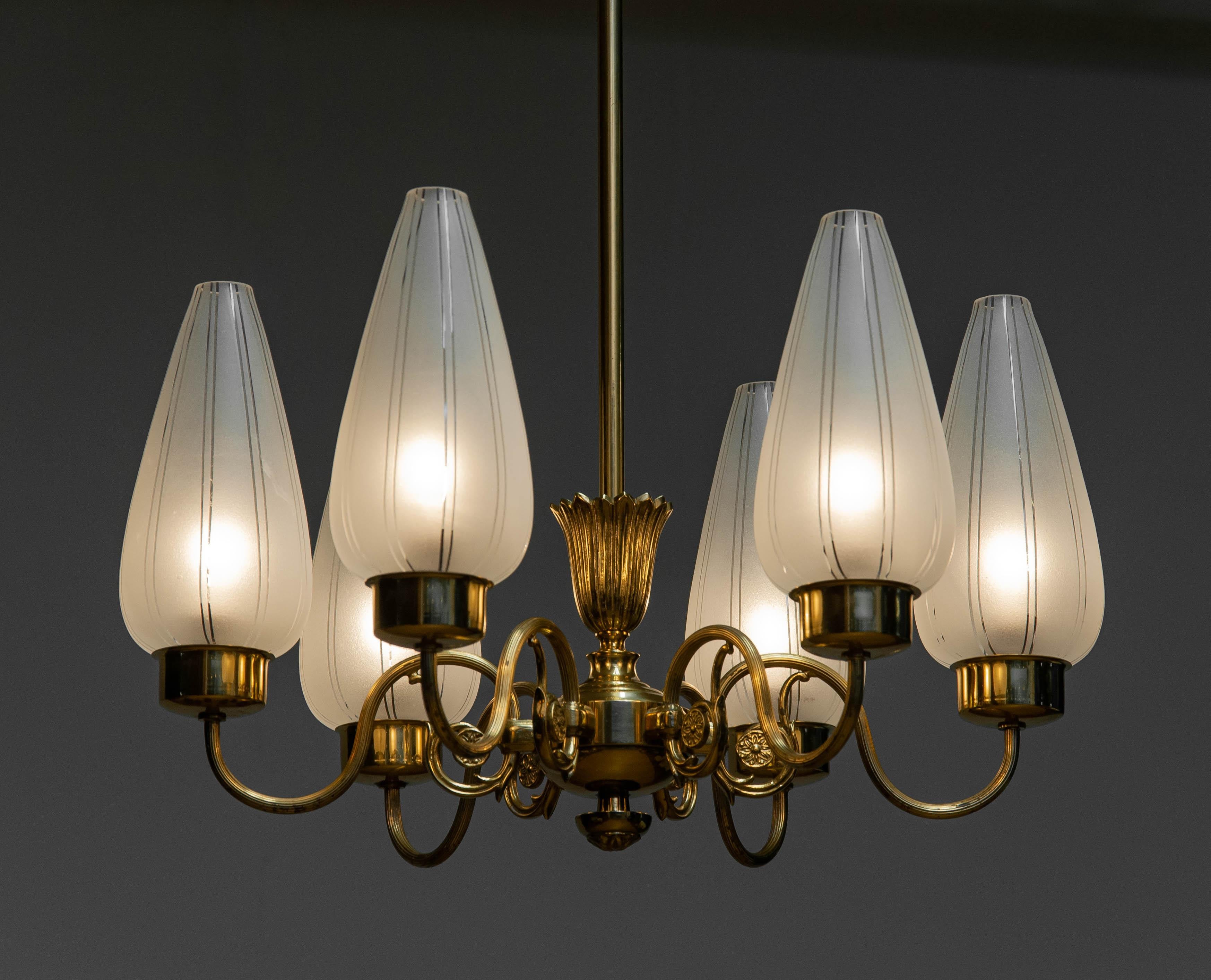 Milieu du XXe siècle Lustre en laiton à six bras supportant des vases en verre d'art dépoli. Suède années 40 en vente
