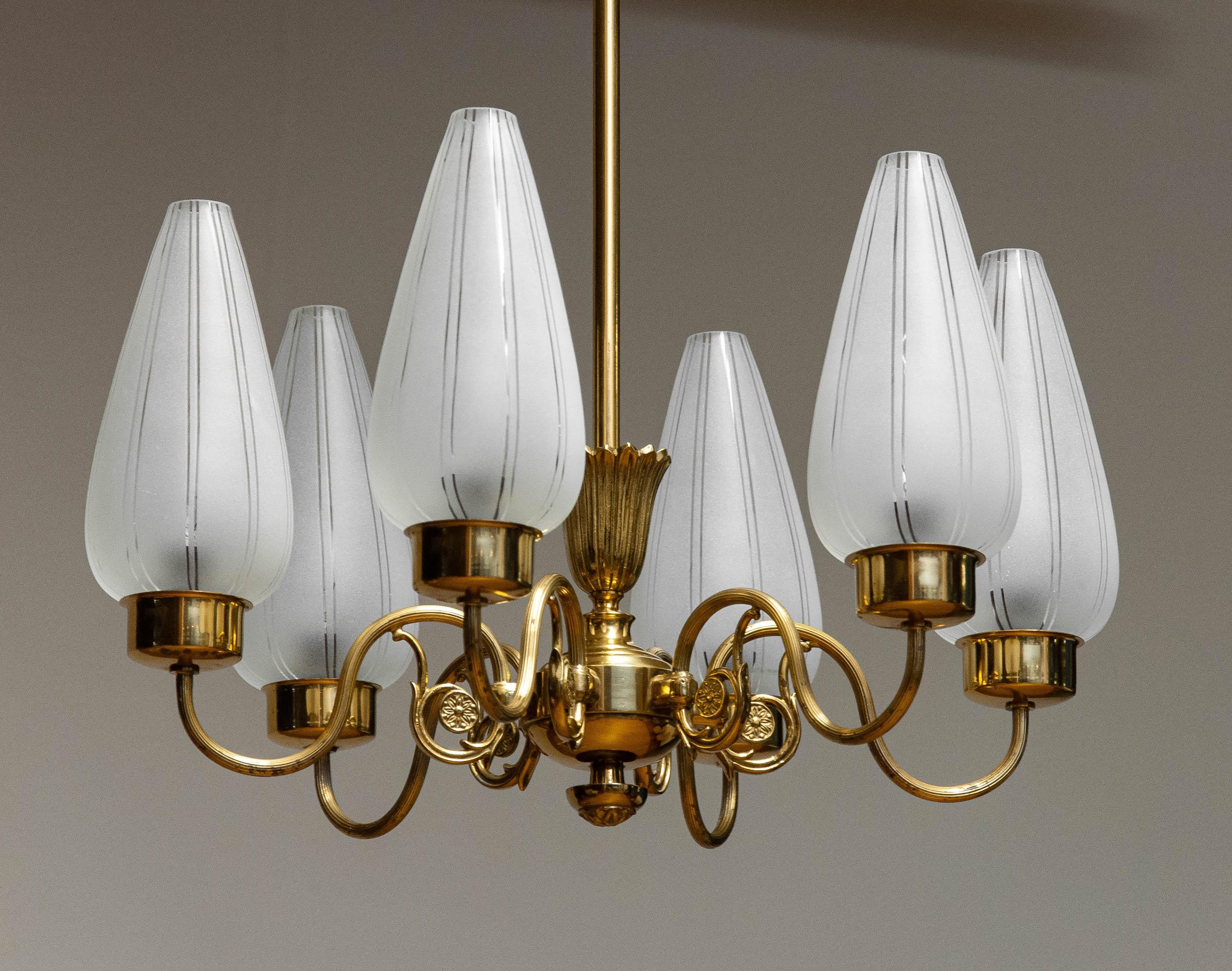 Laiton Lustre en laiton à six bras supportant des vases en verre d'art dépoli. Suède années 40 en vente