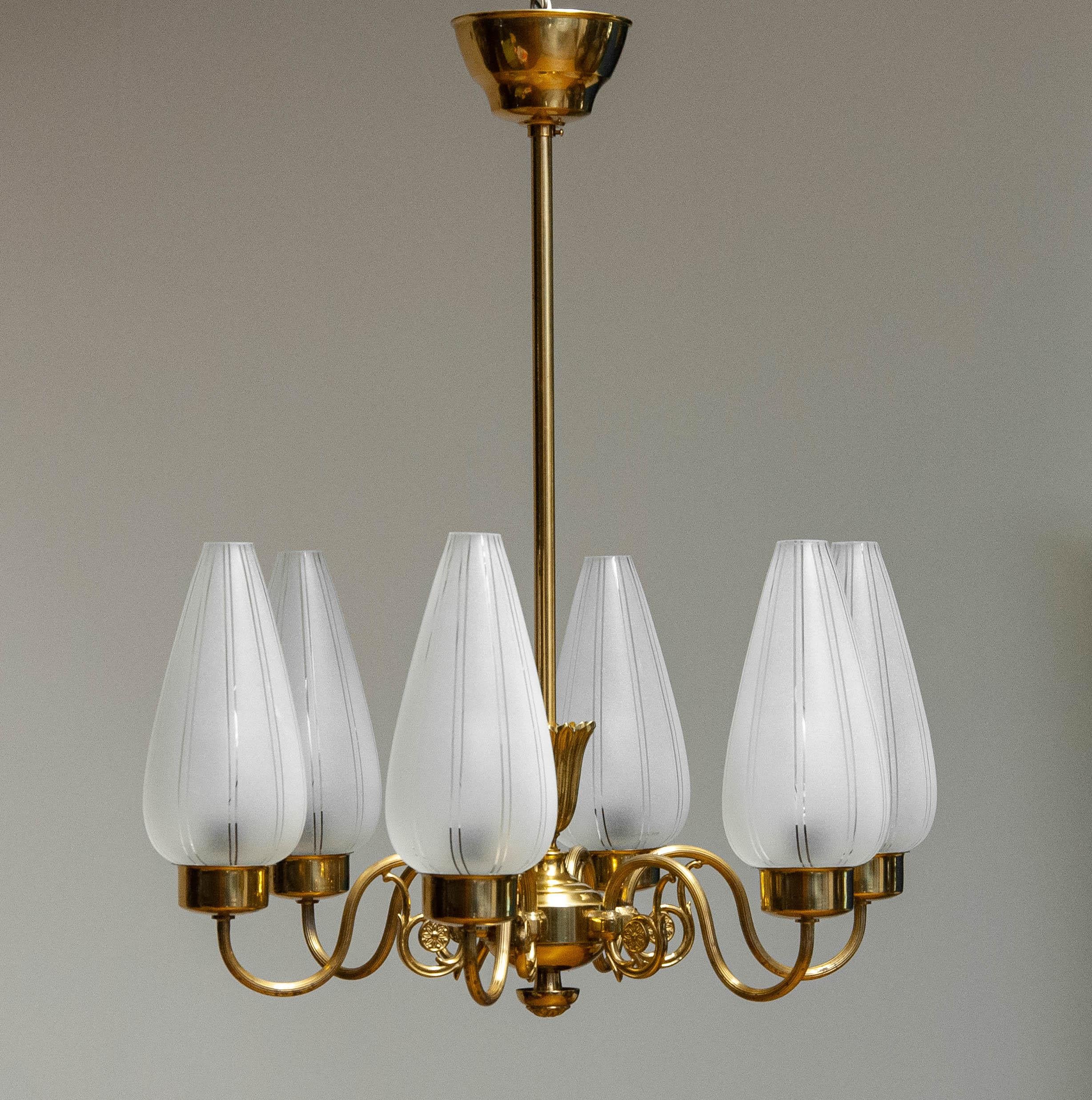 Lustre en laiton à six bras supportant des vases en verre d'art dépoli. Suède années 40 en vente 1