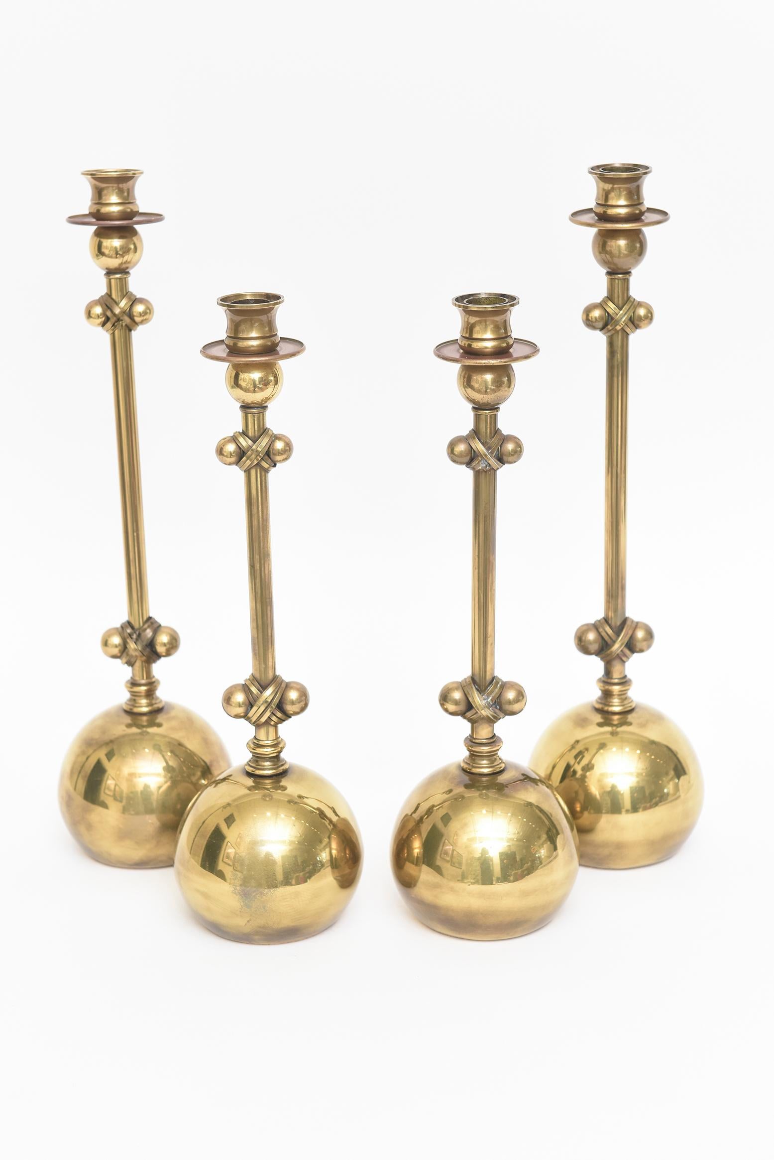 Cet ensemble de 4 fabuleux chandeliers boules en laiton vintage des années 80 est signé Chapman and Co. L'ensemble est composé de deux tailles différentes et elles ont un bon poids. Les détails qu'ils comportent sont très intéressants.