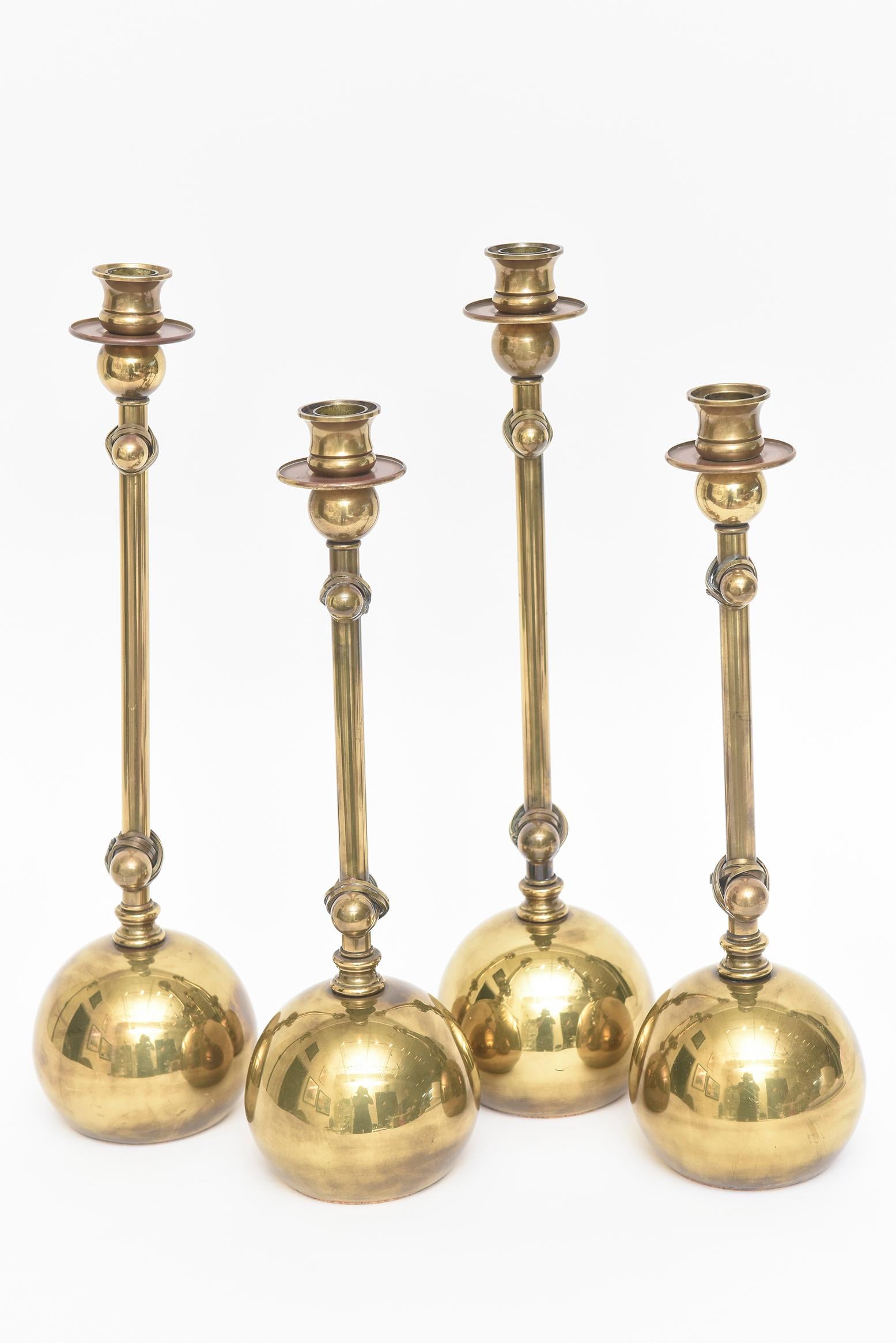 Moderne Ensemble de 4 chandeliers de campagne et Ball and Ball Vintage en laiton Campaigner
