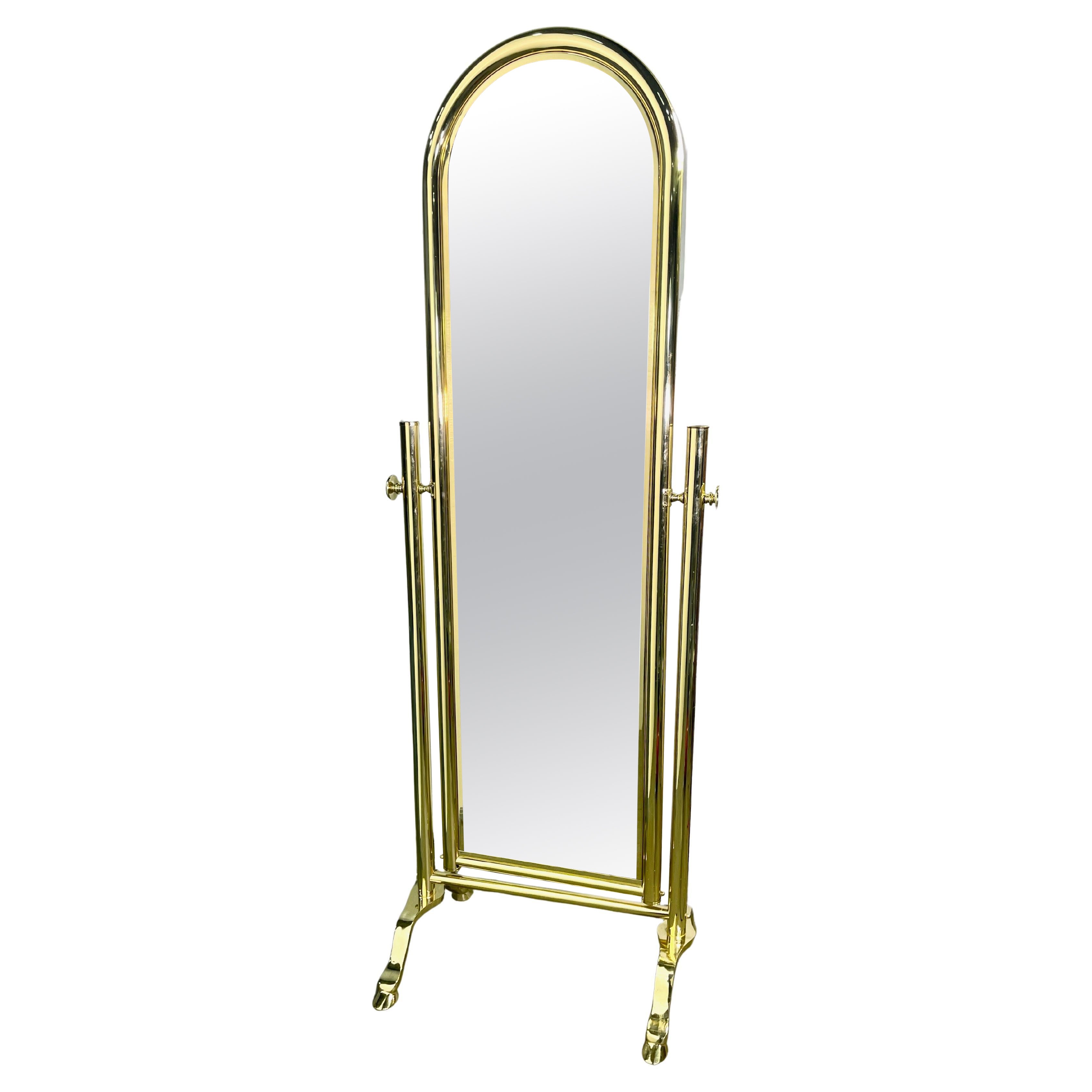 Espejo de pie cheval de latón Hollywood Regency en venta