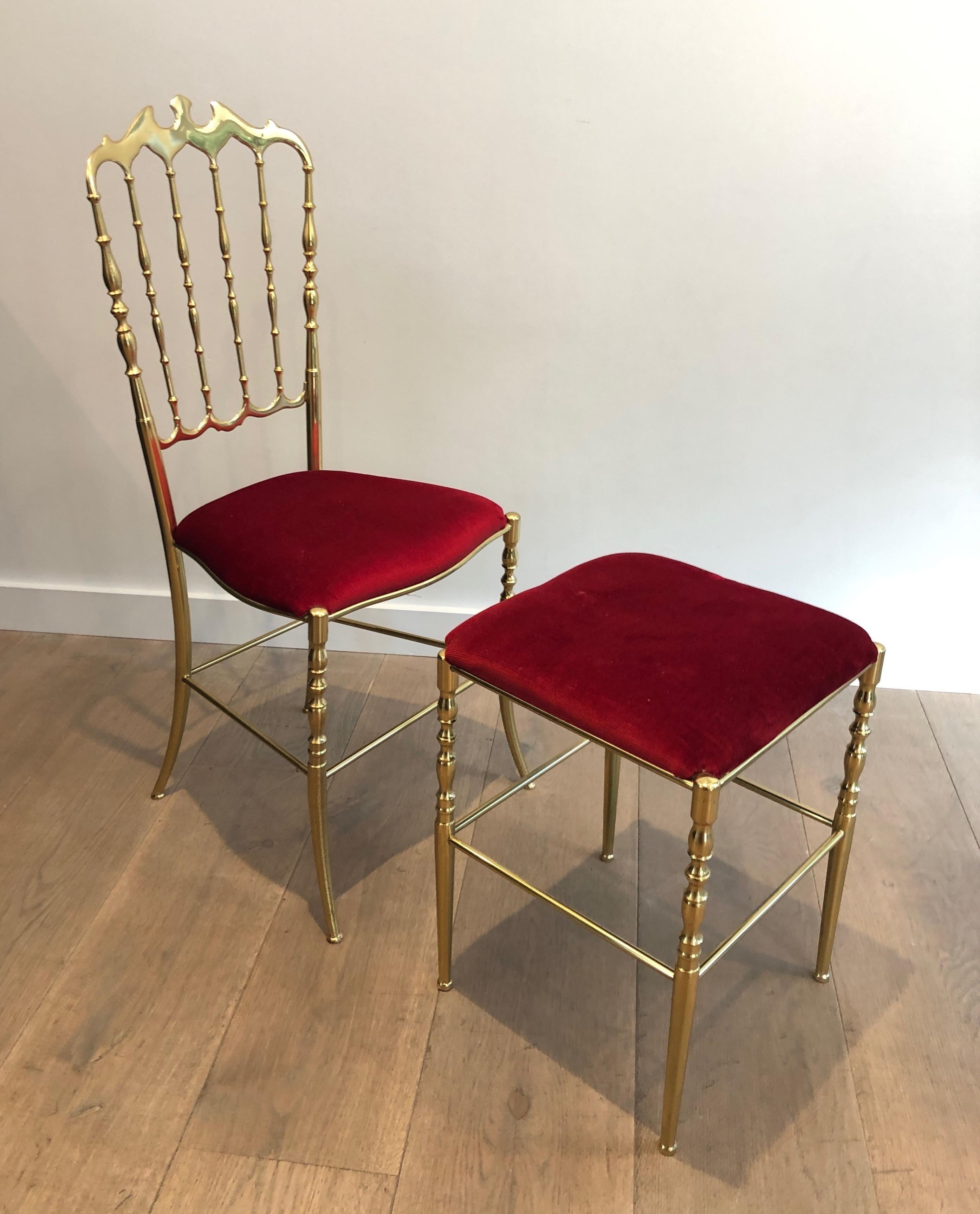 Questo raro set è composto da una sedia di Chiavari in ottone e dal suo sgabello o pouf con sedili rivestiti in velluto rosso. Questa è un'opera italiana. Circa 1940