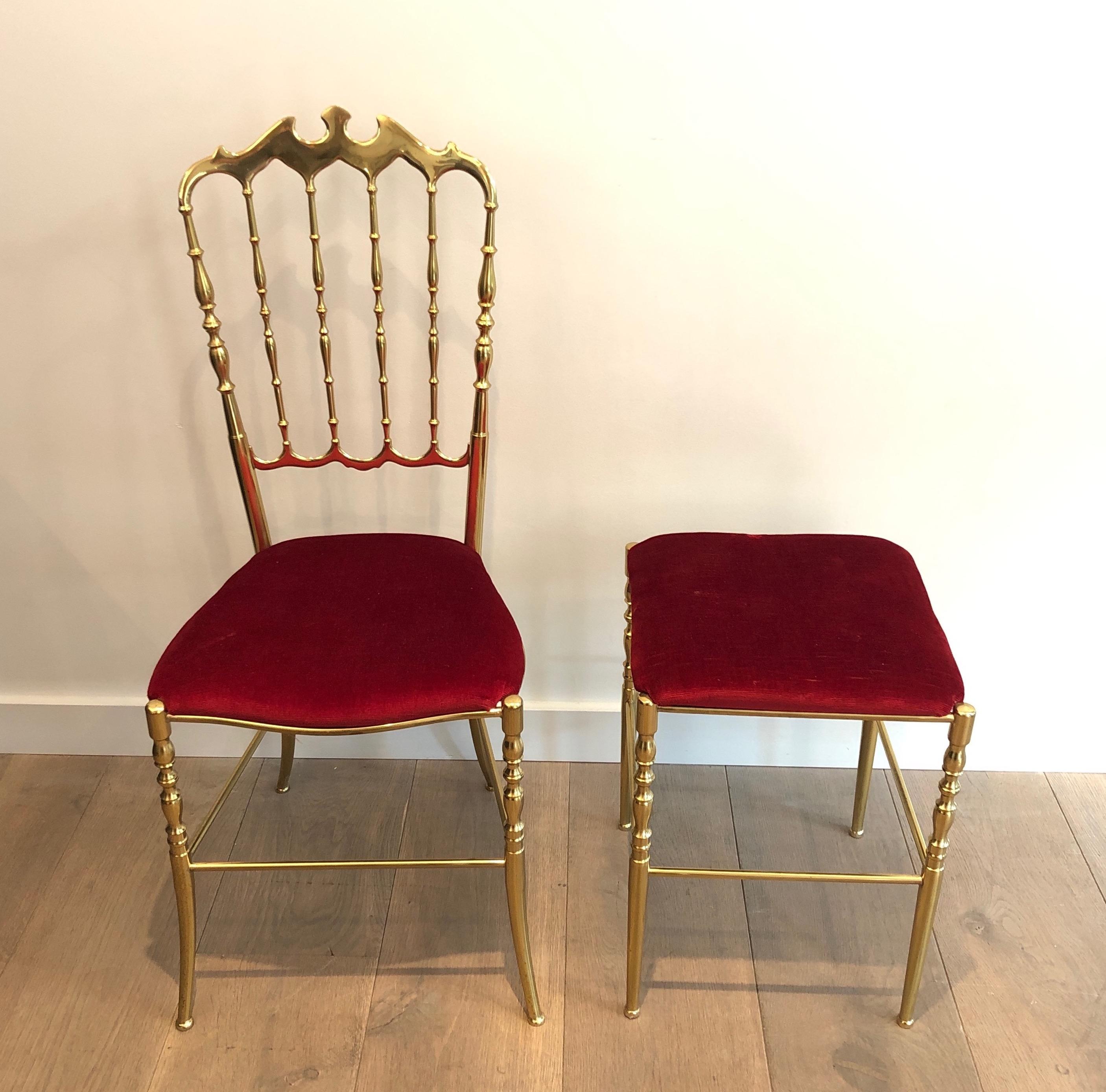Neoclassico Sedia e sgabello Chiavari in ottone, sedili rivestiti in velluto verde. Lavoro italiano. in vendita