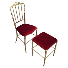Silla y taburete chiavari de latón, asientos forrados de terciopelo verde. Obra italiana.