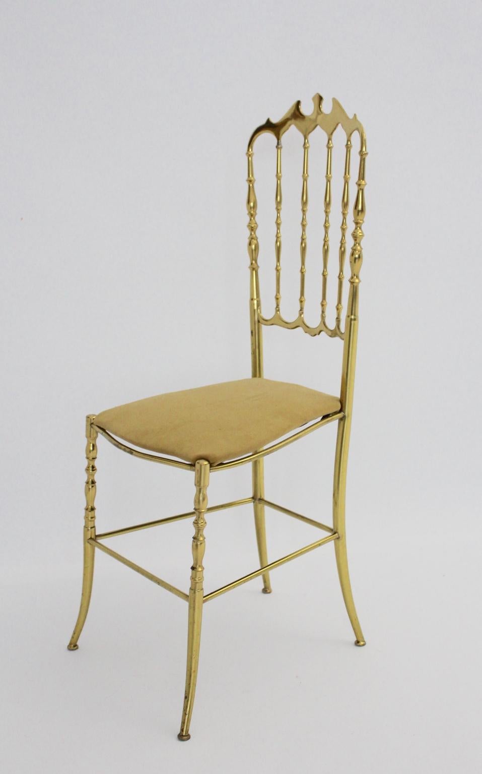 Mid Century Modern Vintage schöner Chiavari Stuhl oder Beistellstuhl aus Messing mit einem neu bezogenen hellbraunen Samtstoffsitz.
Der Zustand ist sehr gut mit geringen Alters- und Gebrauchsspuren und zeigt eine tolle Messingpatina.
alle Maße sind
