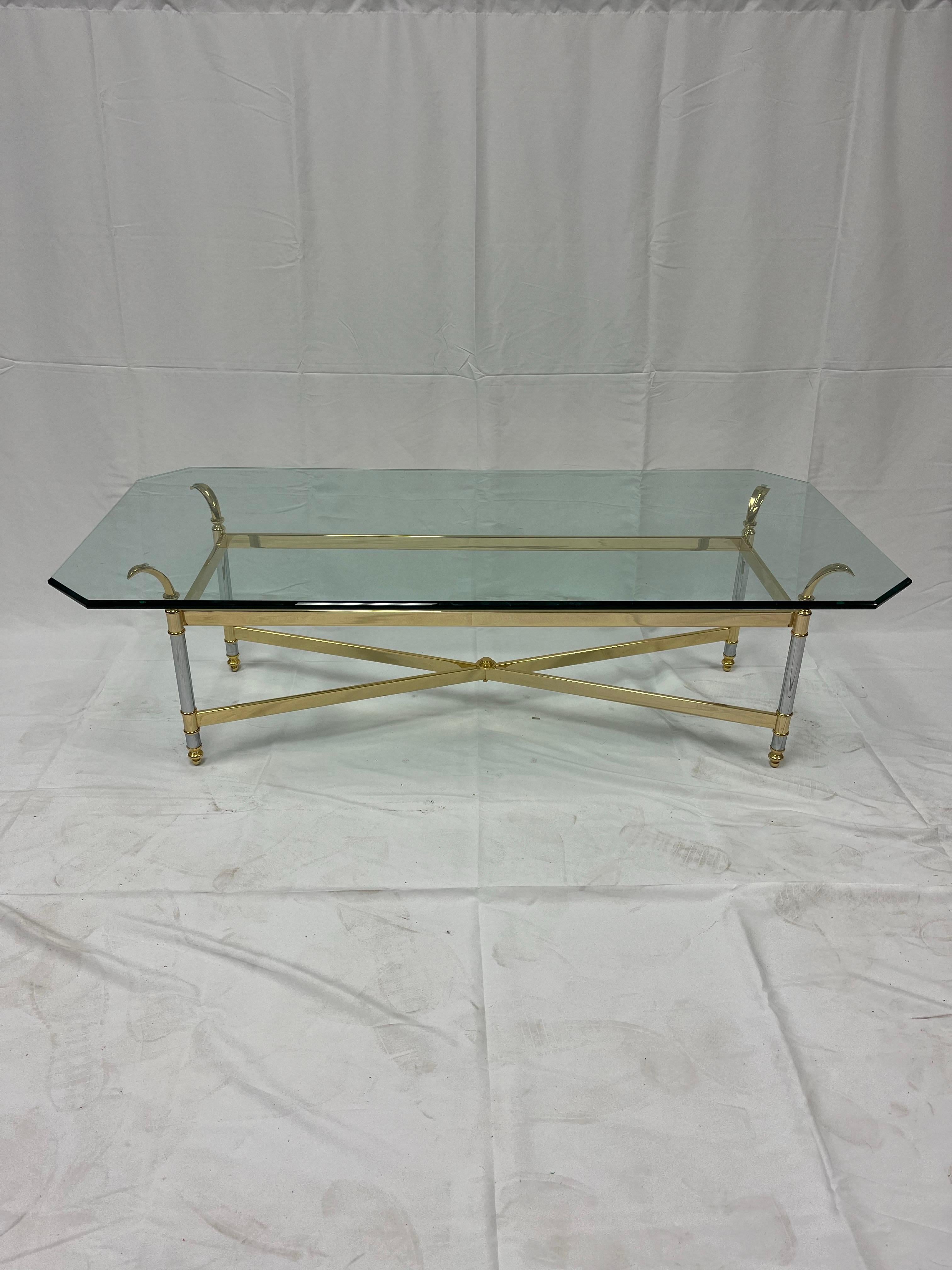 20ième siècle Table basse française chromée et en verre en vente